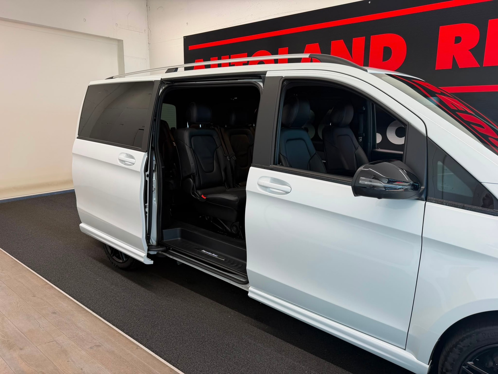 MERCEDES-BENZ V 300 d lang AMG Avantgarde 4Matic 9G-Tronic-image-27