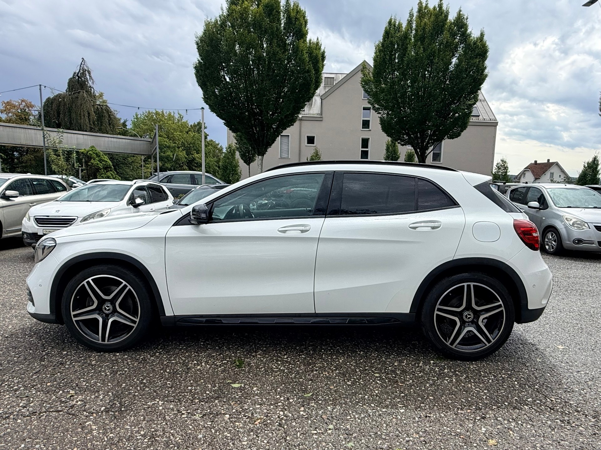 MERCEDES-BENZ GLA 250 AMG Line 4Matic 7G-DCT-image-4