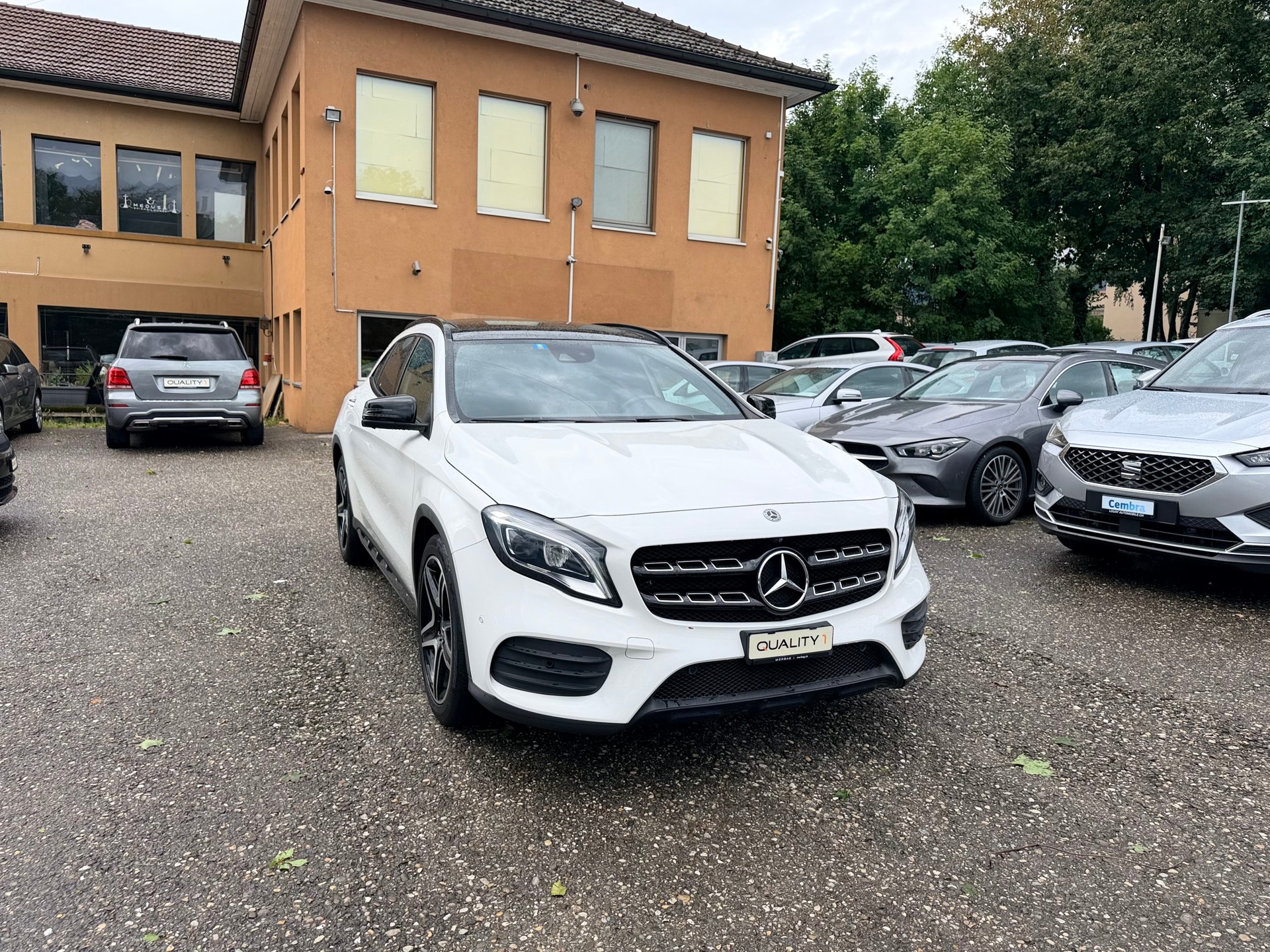 MERCEDES-BENZ GLA 250 AMG Line 4Matic 7G-DCT-image-2