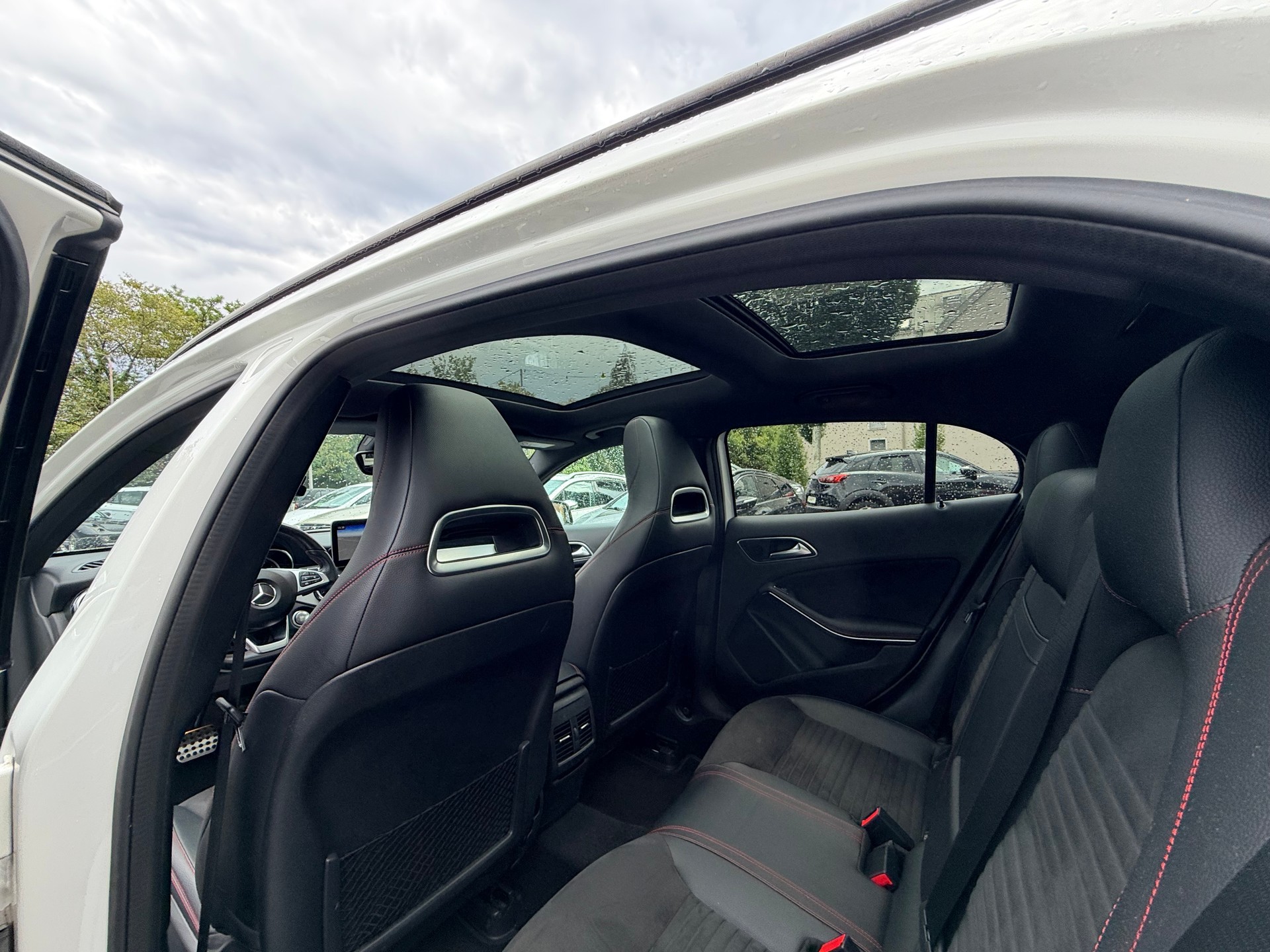MERCEDES-BENZ GLA 250 AMG Line 4Matic 7G-DCT-image-14