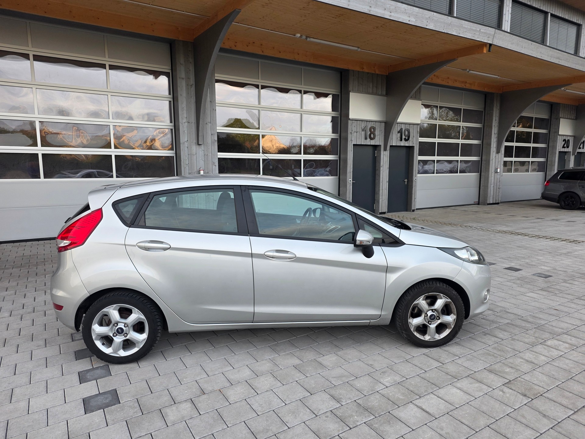FORD Fiesta 1.25 16V Ambiente-image-4