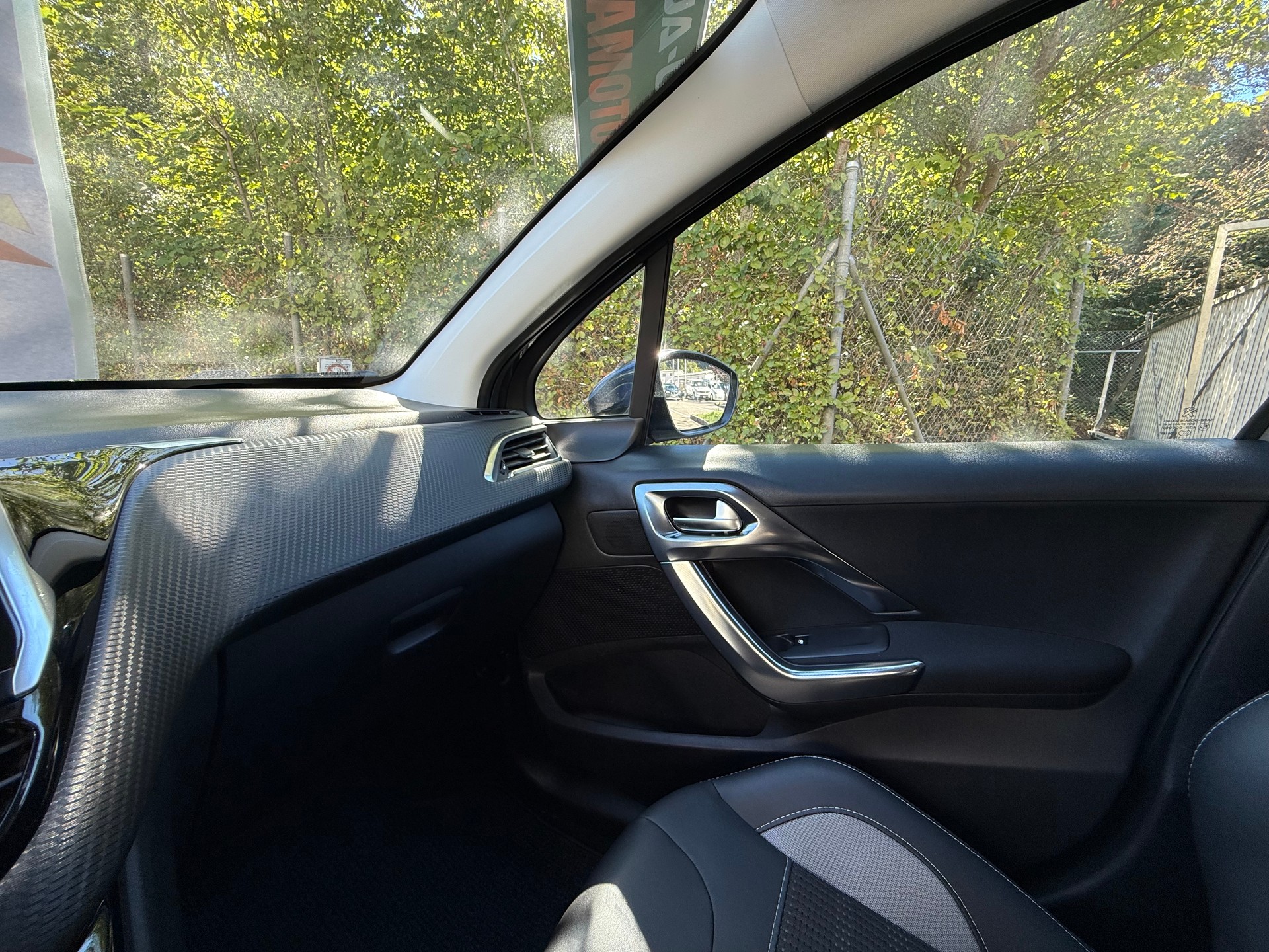 PEUGEOT 2008 1.2 PureTech Style EAT6-image-26