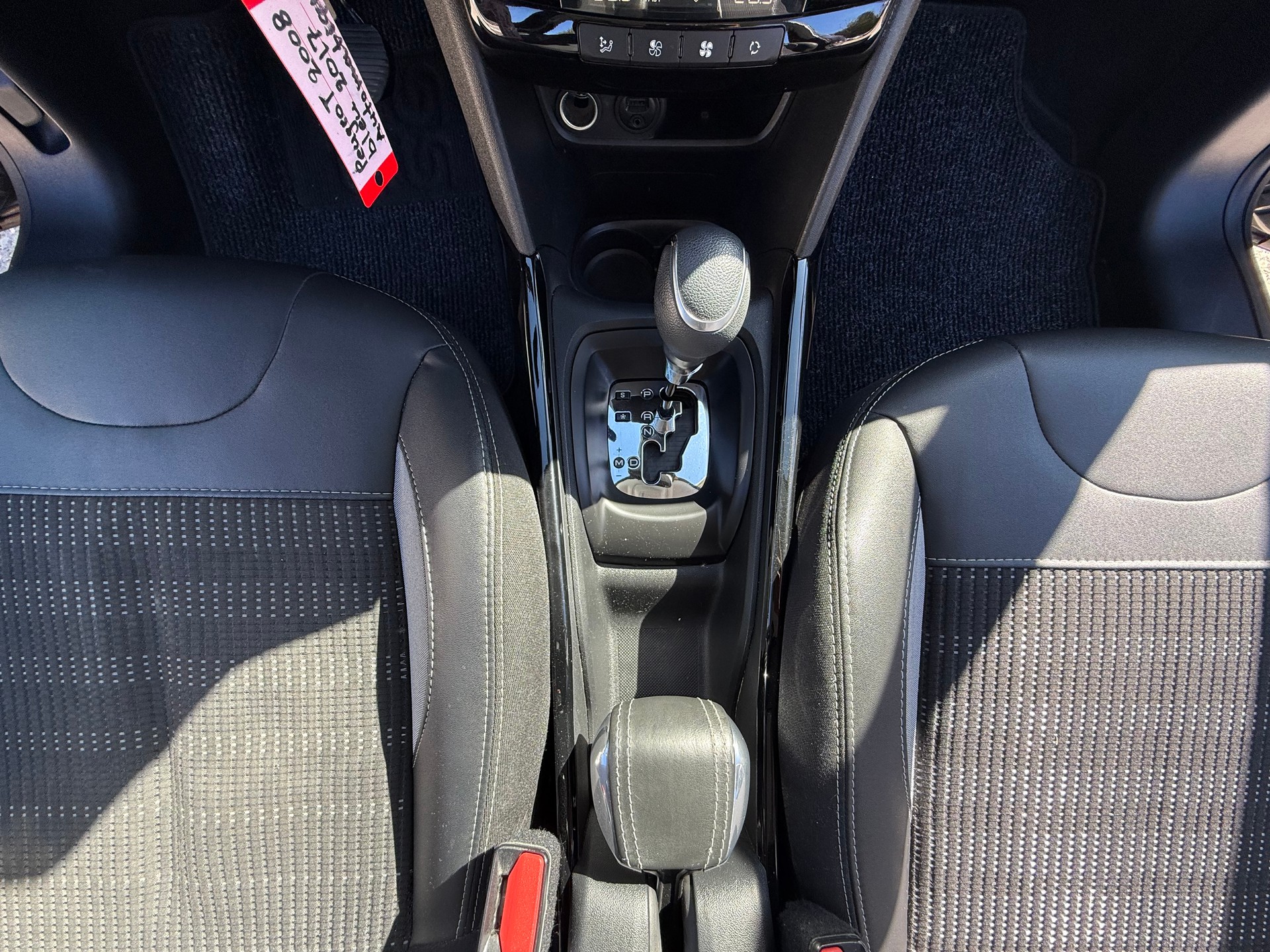 PEUGEOT 2008 1.2 PureTech Style EAT6-image-24