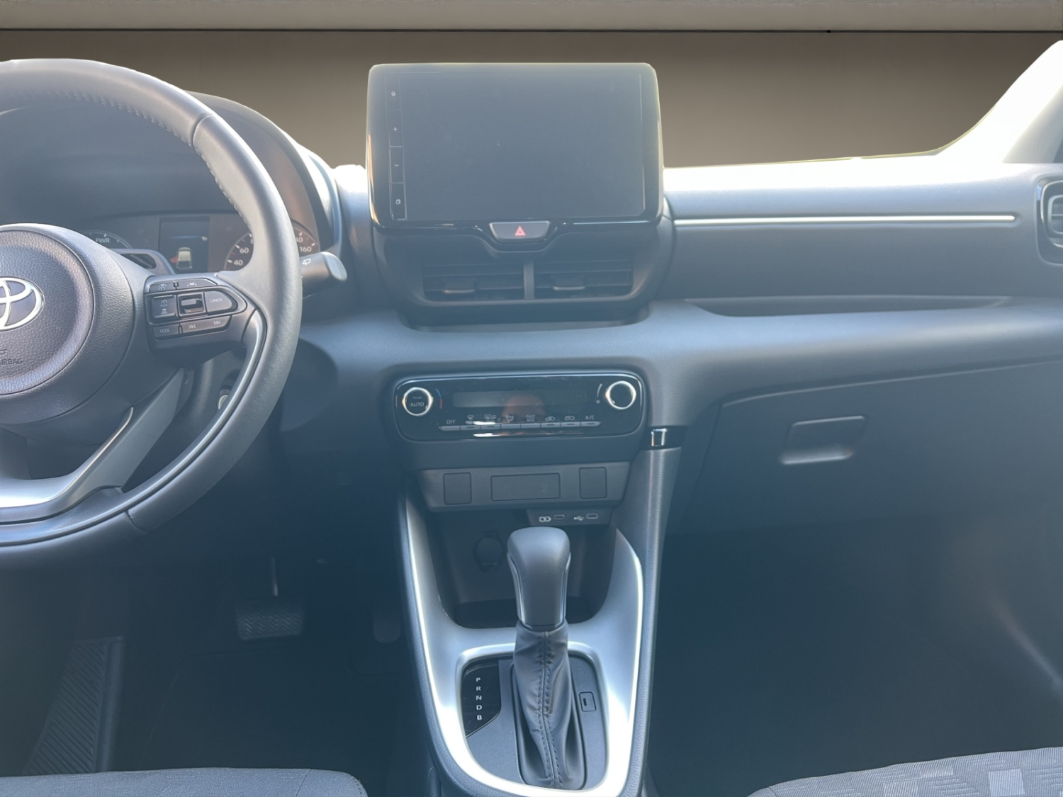 TOYOTA Yaris 1.5 VVT-i HSD Comfort-image-12