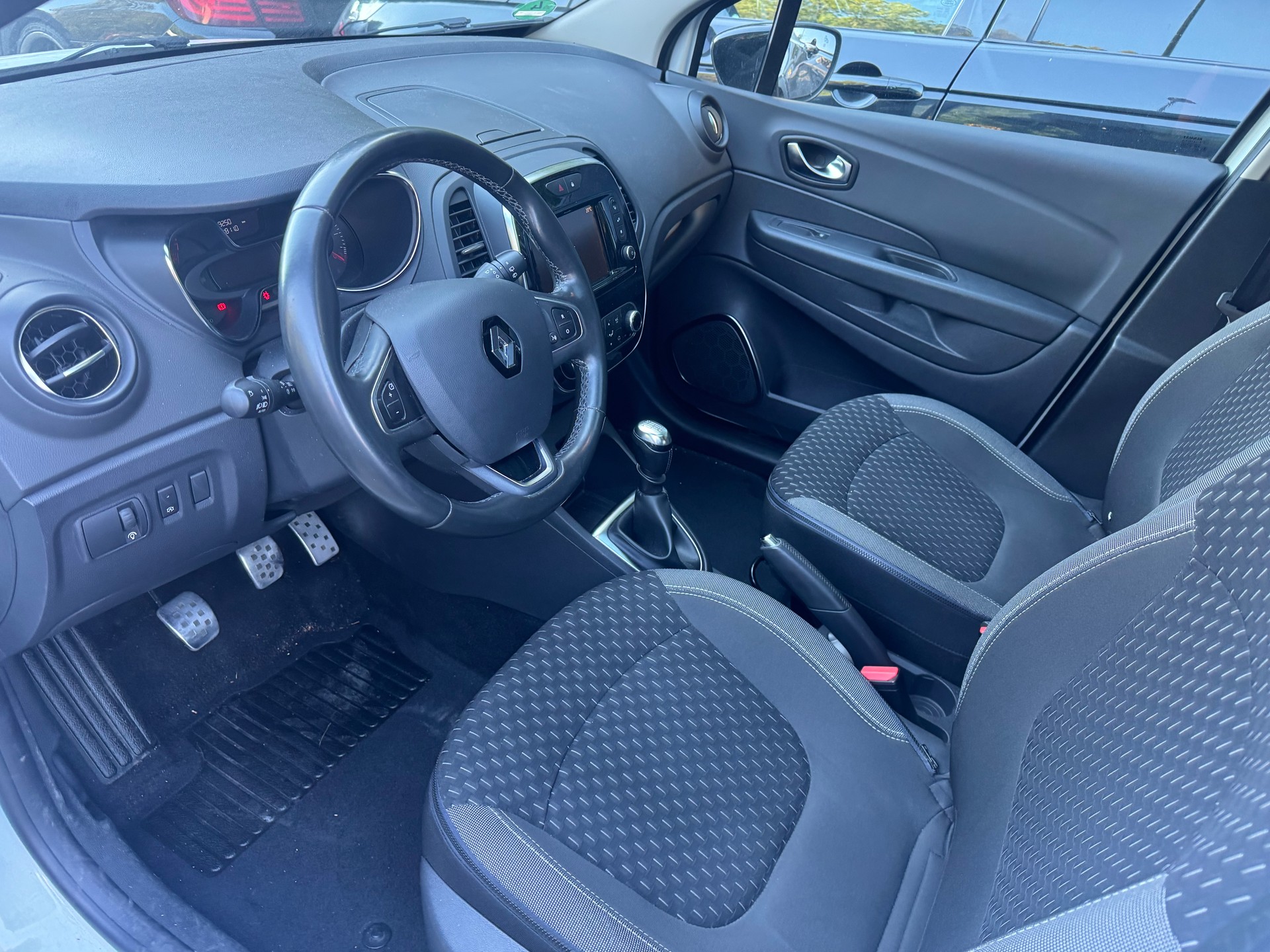 RENAULT Captur 1.2 T 16V Intens-image-10