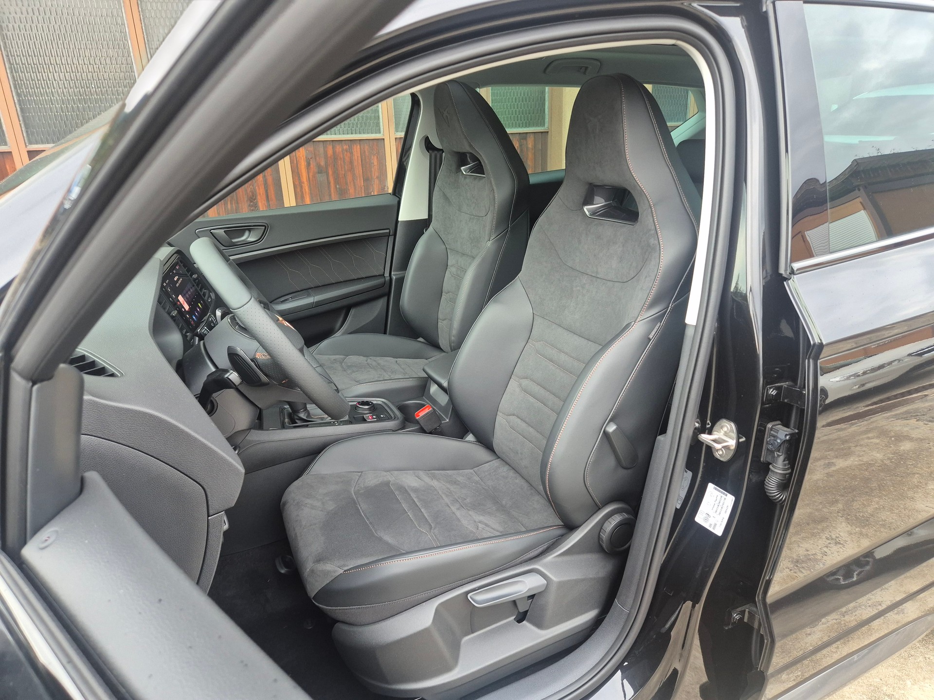 CUPRA Ateca 2.0TSI 4Drive DSG mit AHK und Panoramadach usw...-image-10