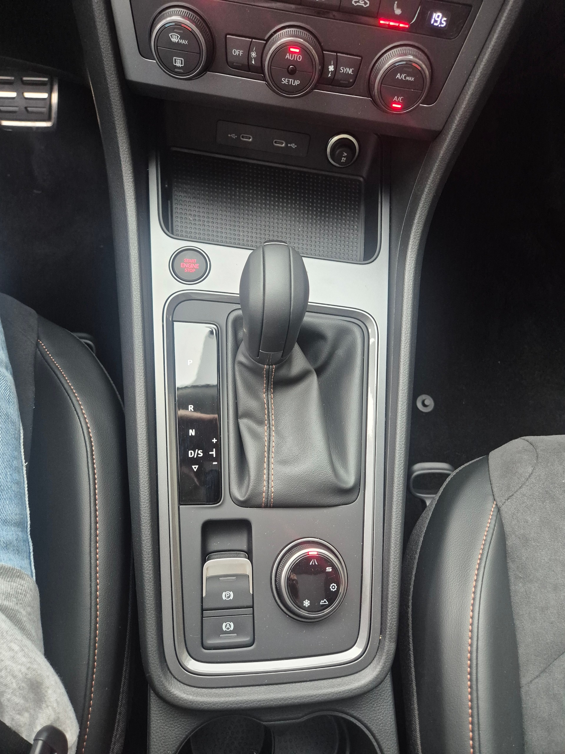 CUPRA Ateca 2.0TSI 4Drive DSG mit AHK und Panoramadach usw...-image-8