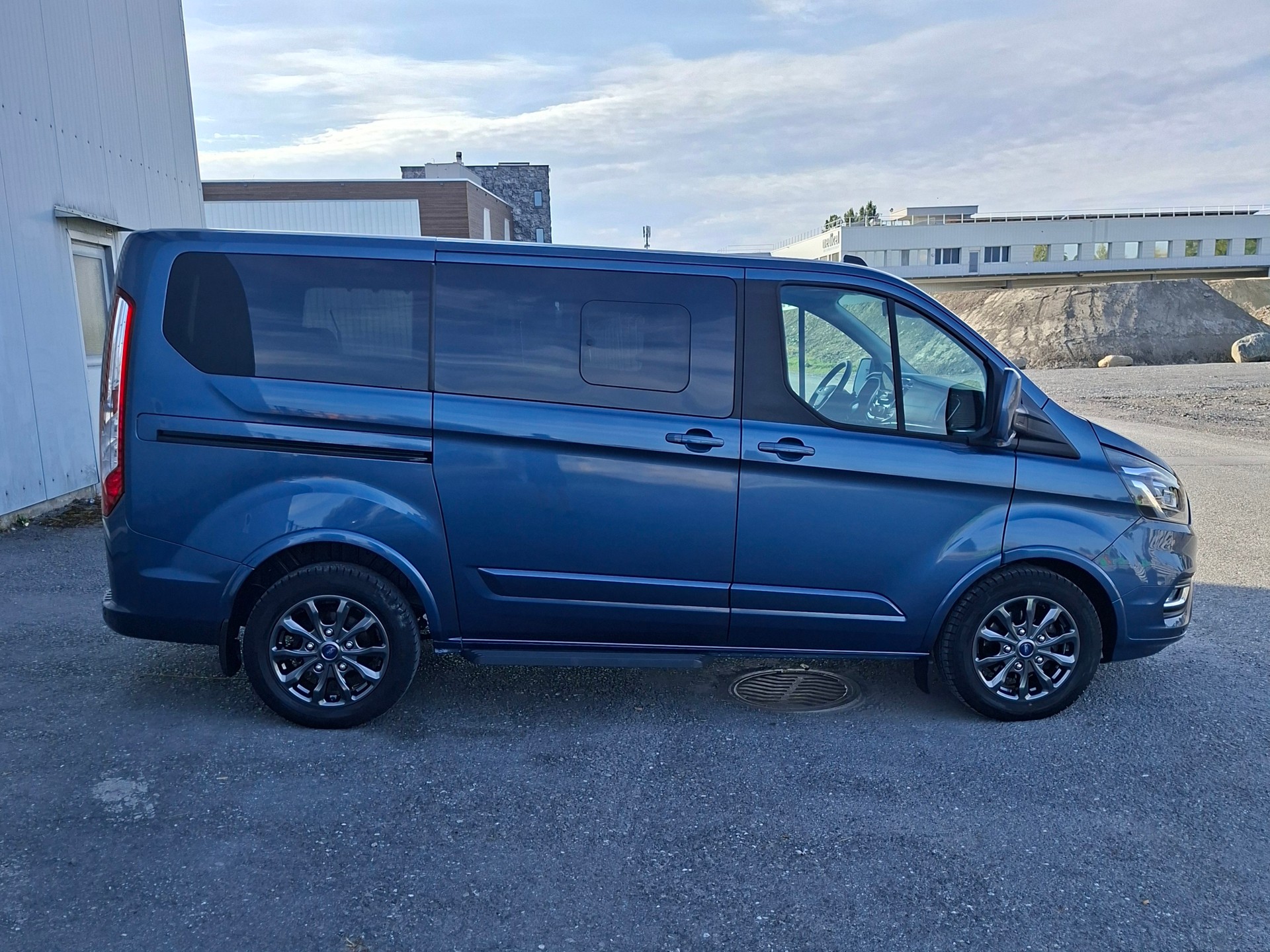 FORD Tourneo Custom 320 L1H1 Titanium X A-image-5