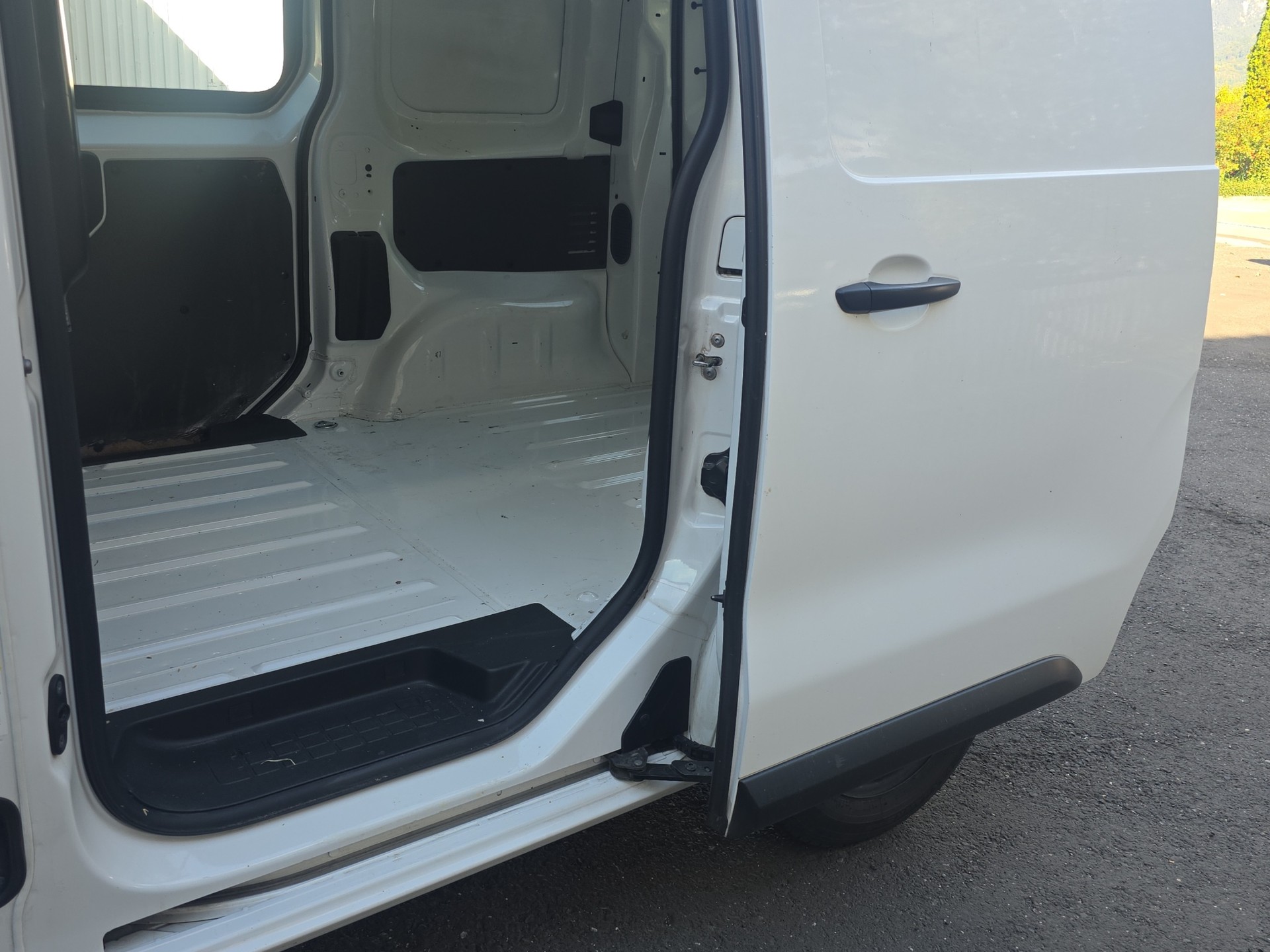 TOYOTA Proace 1.5D Panel Van Compact Active-image-9
