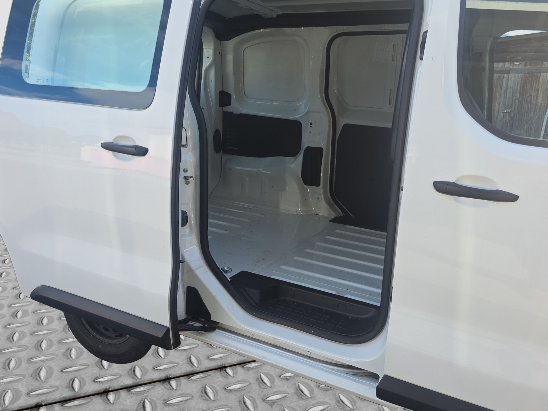TOYOTA Proace 1.5D Panel Van Compact Active-image-10