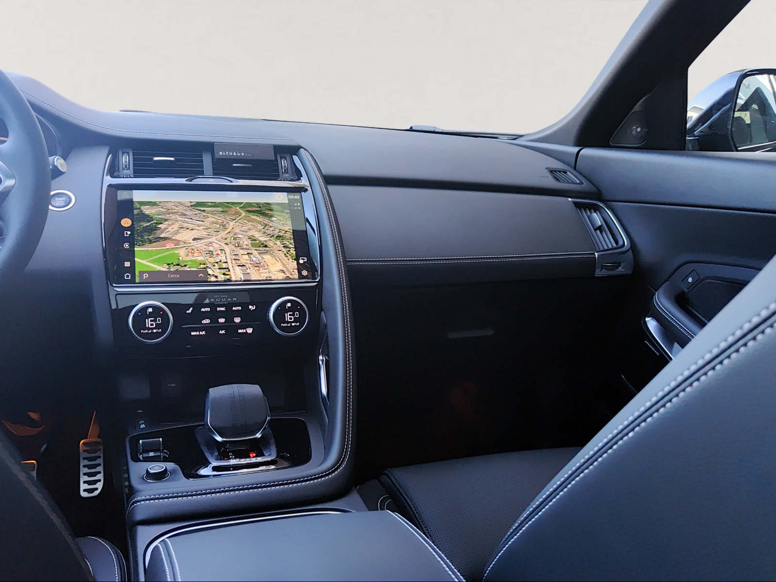 JAGUAR E-Pace 2.0 P250 R-Dynamic AWD SE-image-6