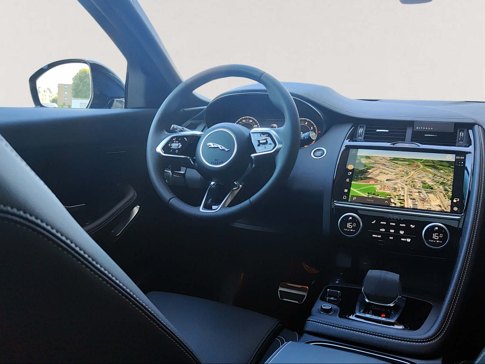 JAGUAR E-Pace 2.0 P250 R-Dynamic AWD SE-image-5