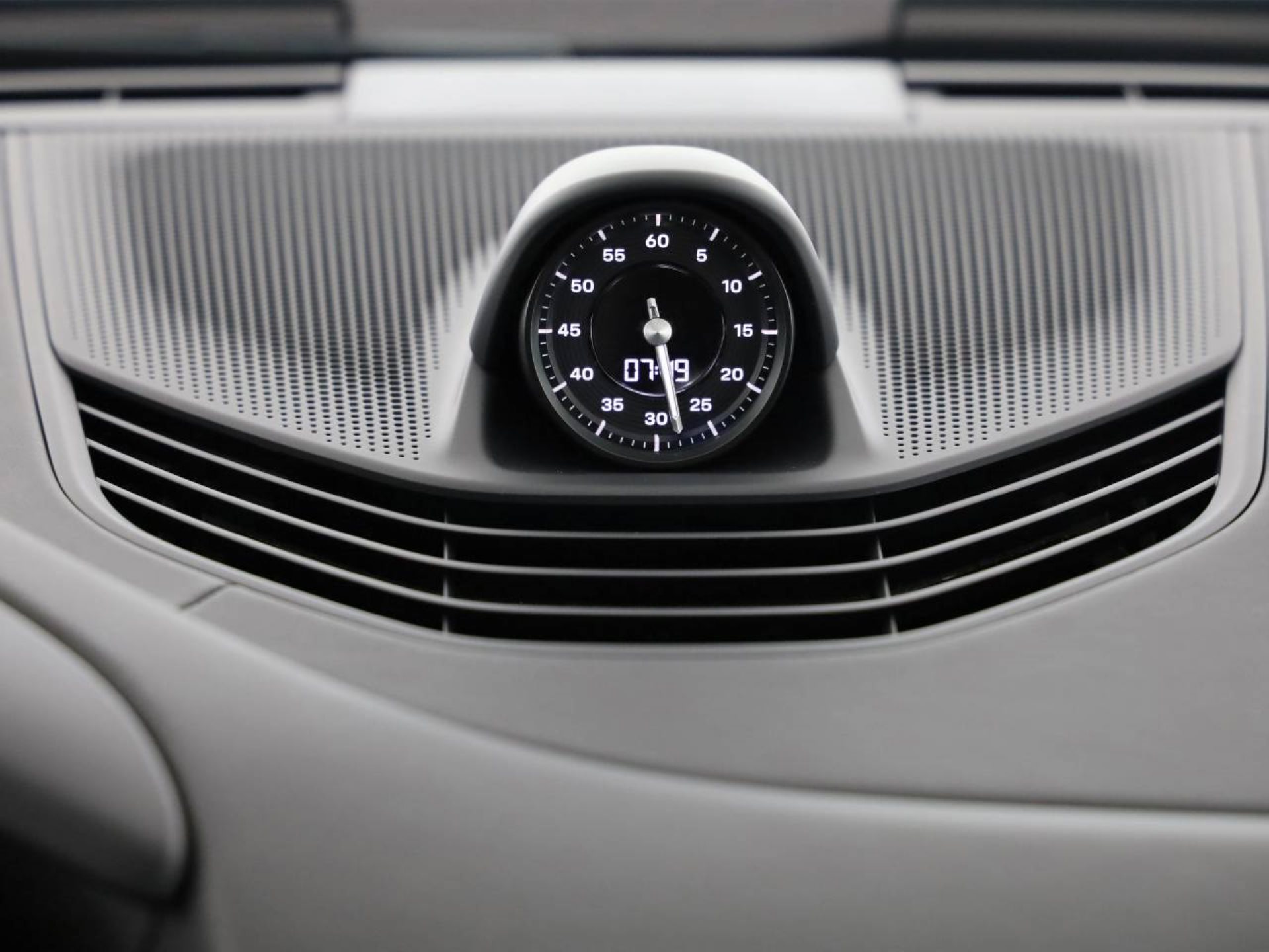 PORSCHE Taycan 4 Cross Turismo-image-17