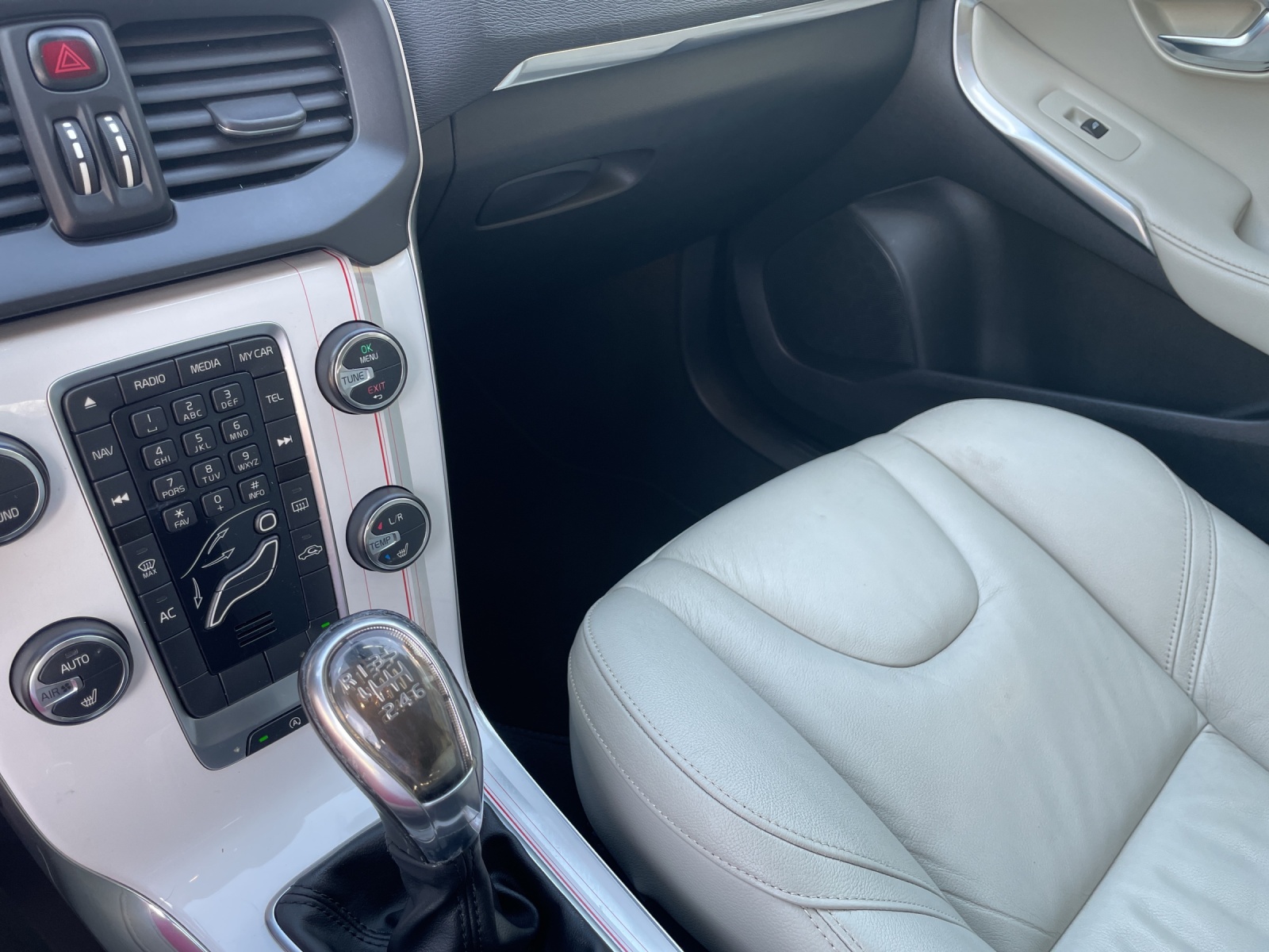 VOLVO V40 1.6 T3 Summum S/S-image-9