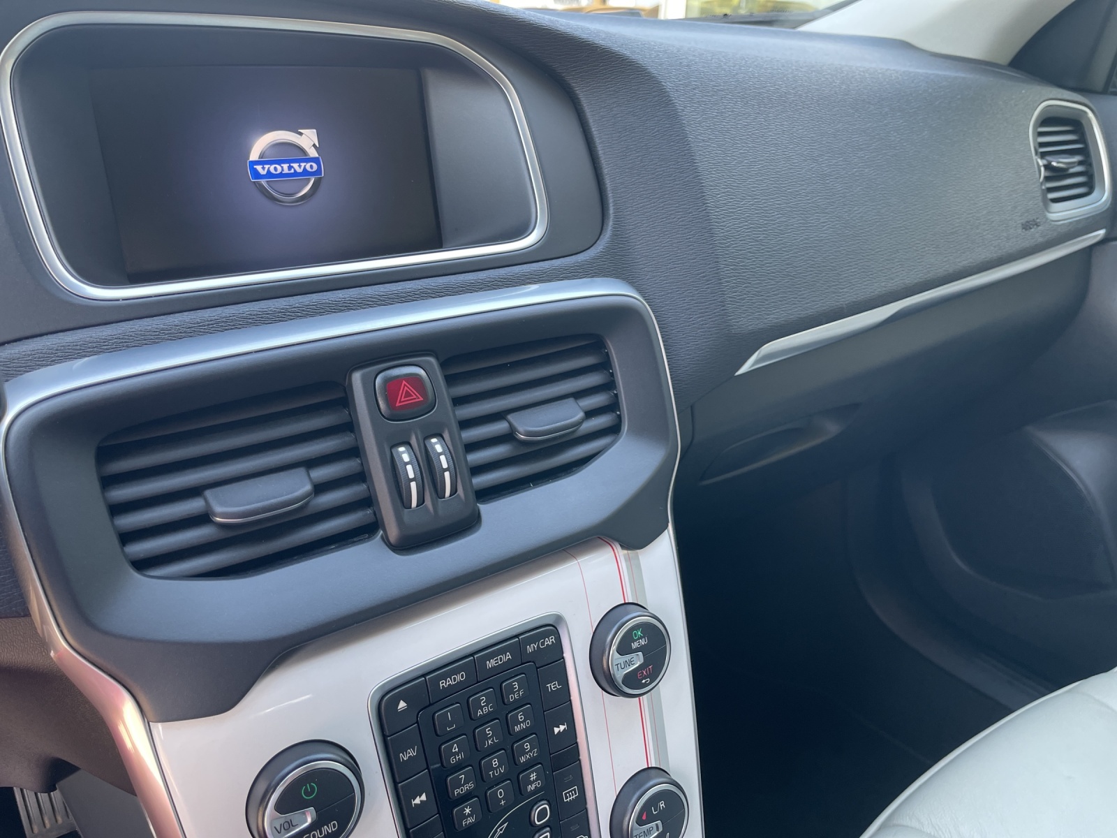 VOLVO V40 1.6 T3 Summum S/S-image-10