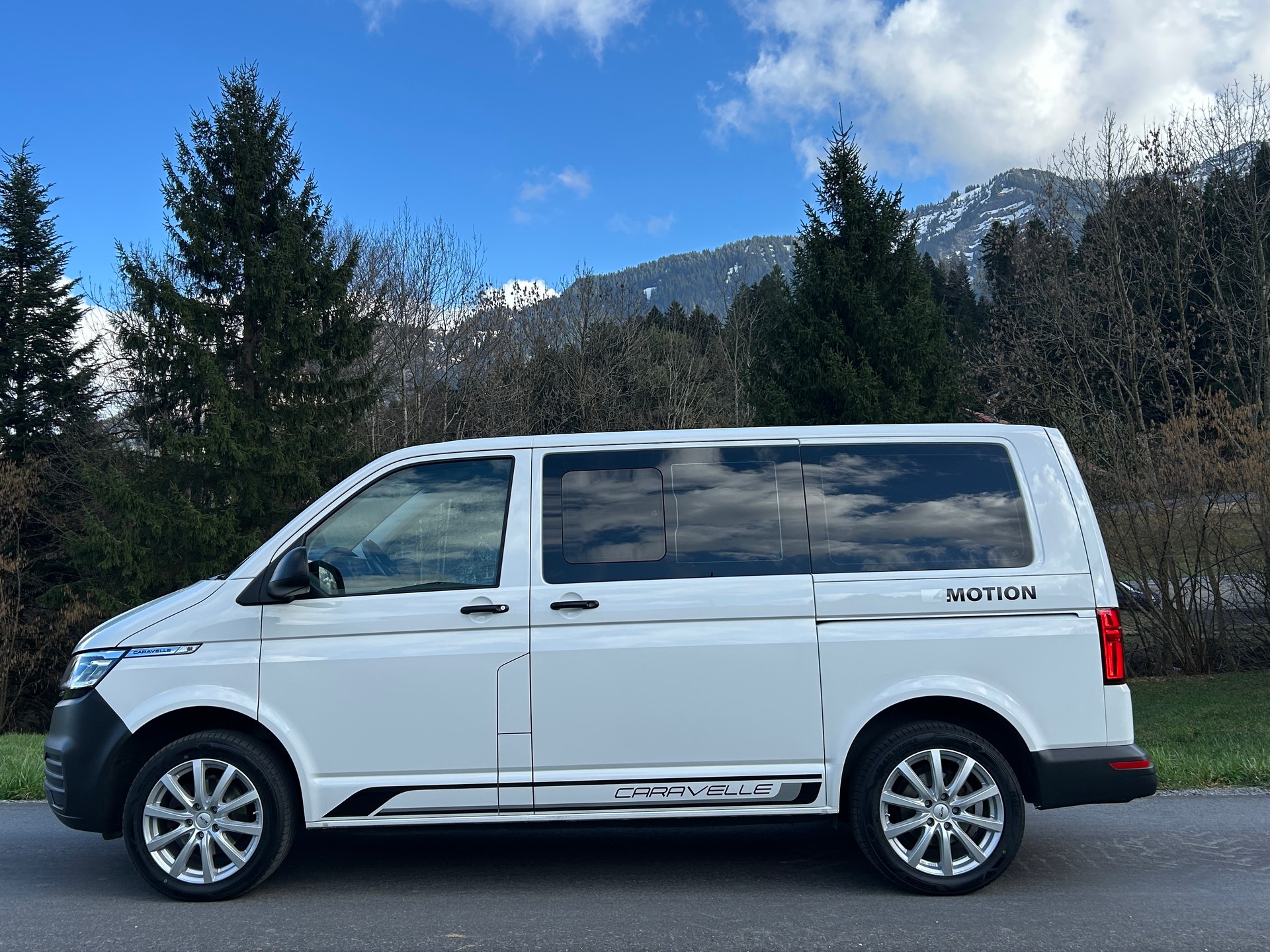 VW T6.1 2.0 TDI Caravelle 4Motion Trendline-image-3
