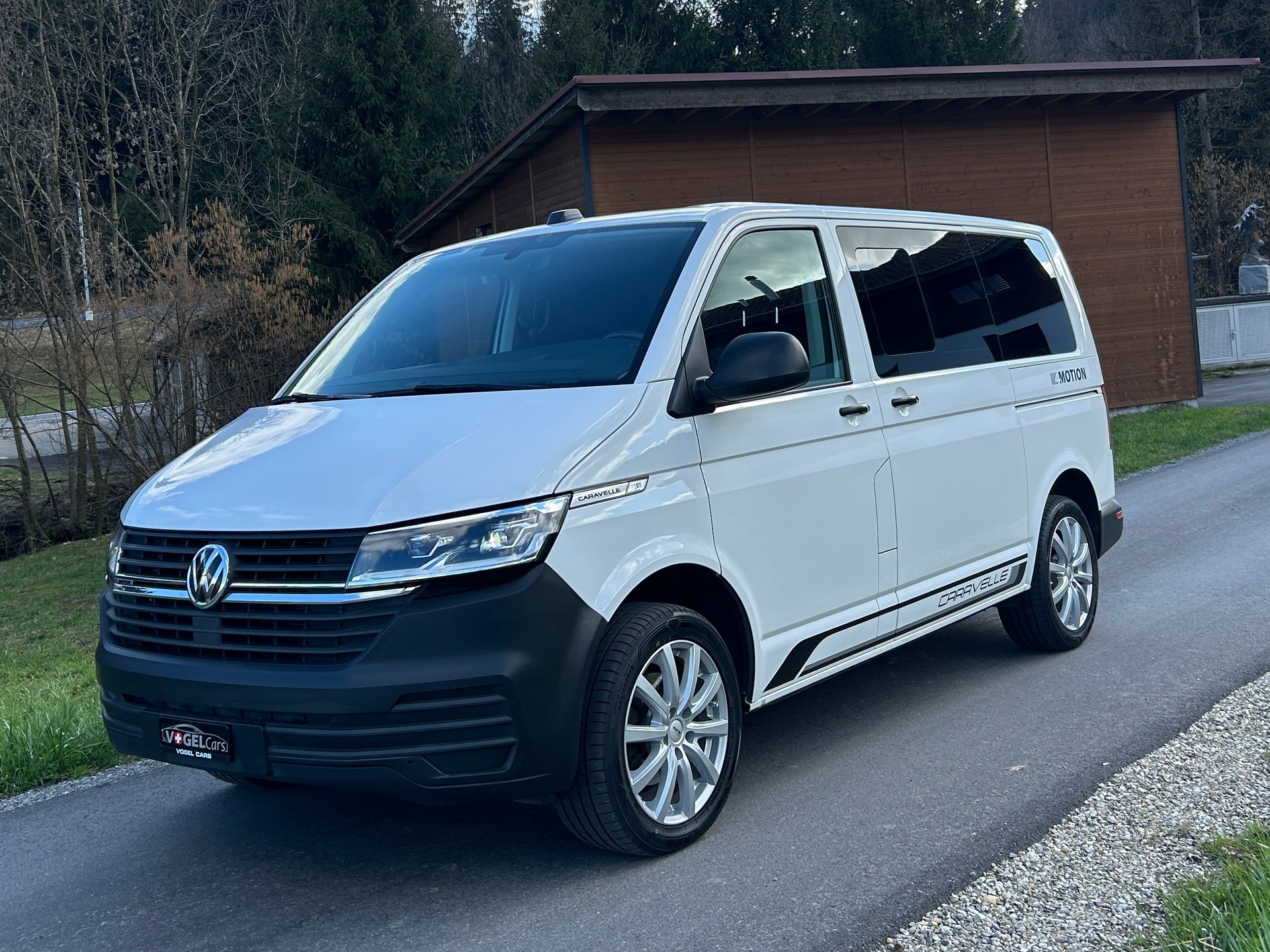 VW T6.1 2.0 TDI Caravelle 4Motion Trendline-image-2