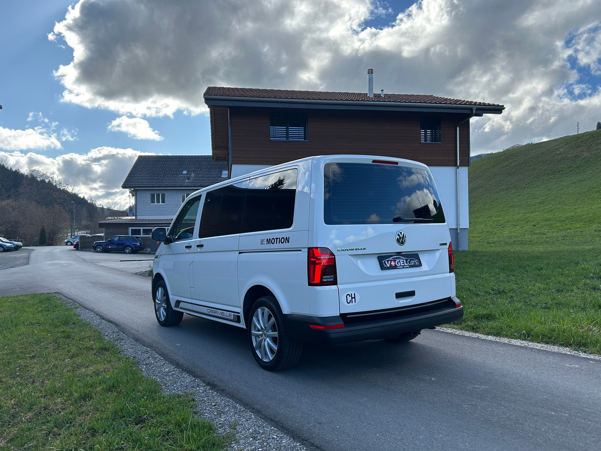 VW T6.1 2.0 TDI Caravelle 4Motion Trendline-image-4