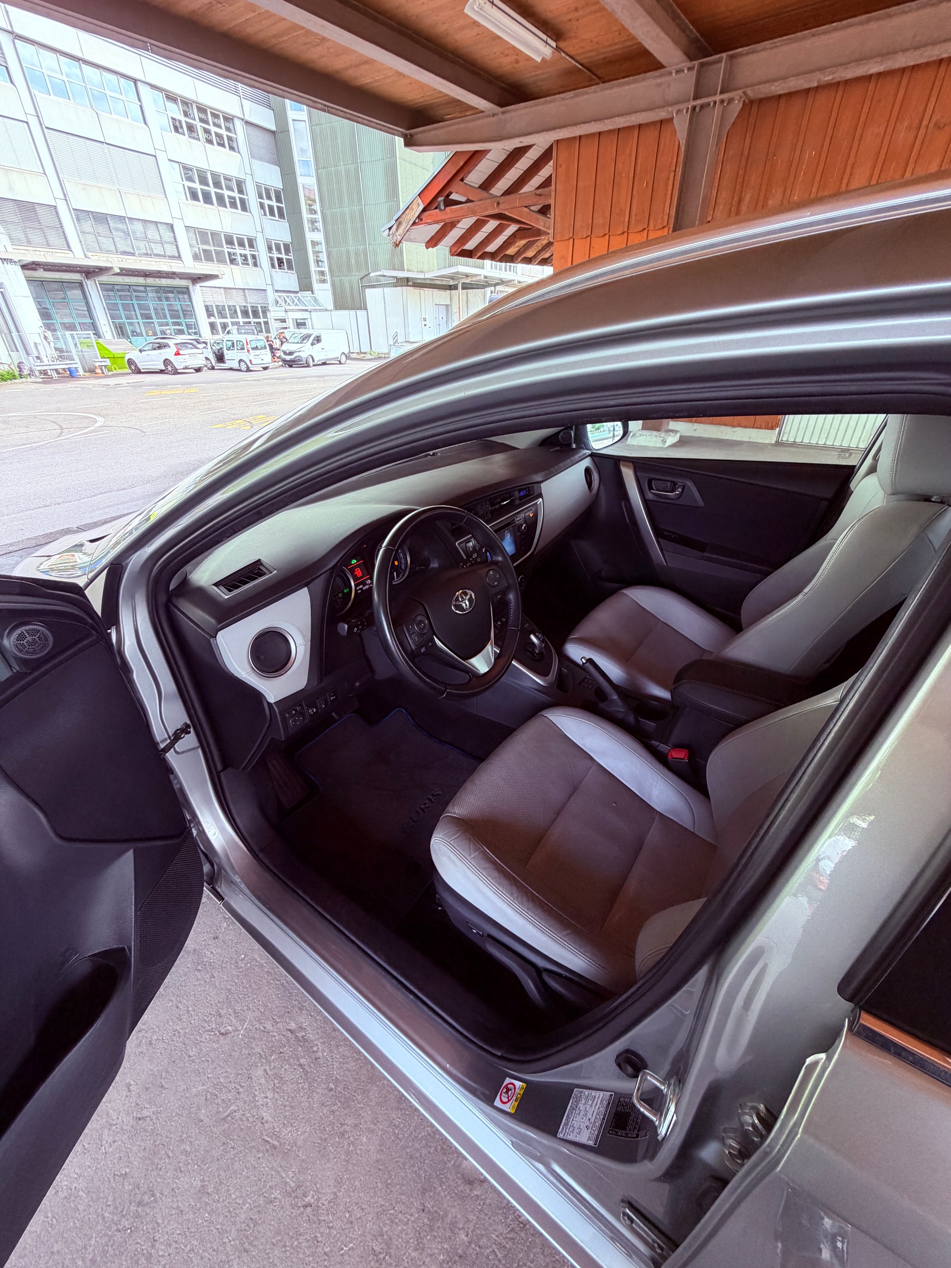 TOYOTA Auris Touring Sports 1.8 16V HSD Linea Luna-image-12