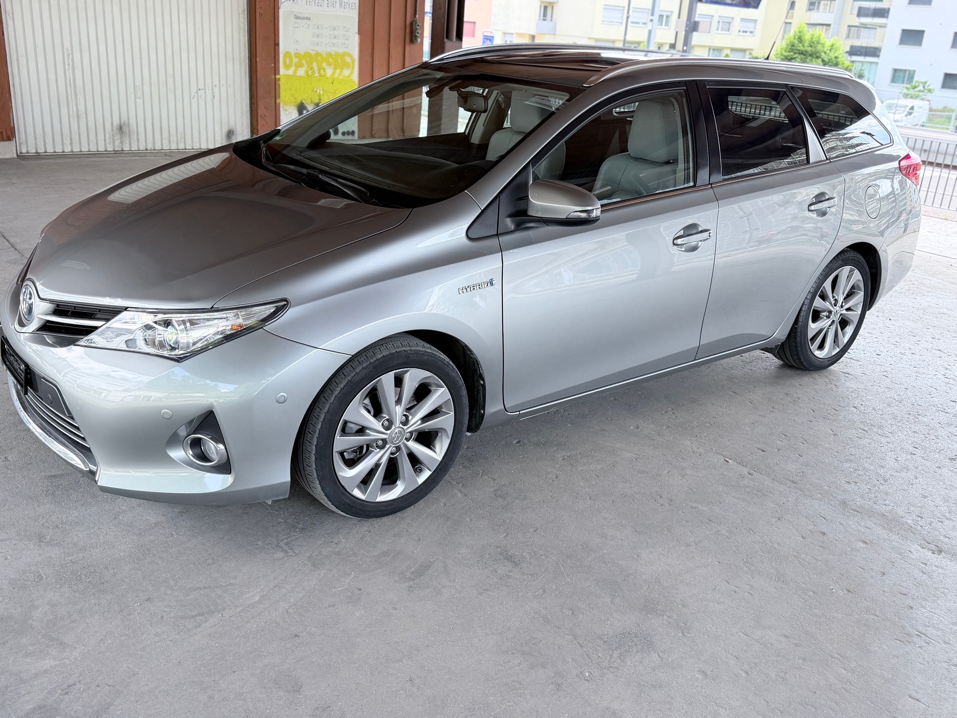 TOYOTA Auris Touring Sports 1.8 16V HSD Linea Luna-image-1