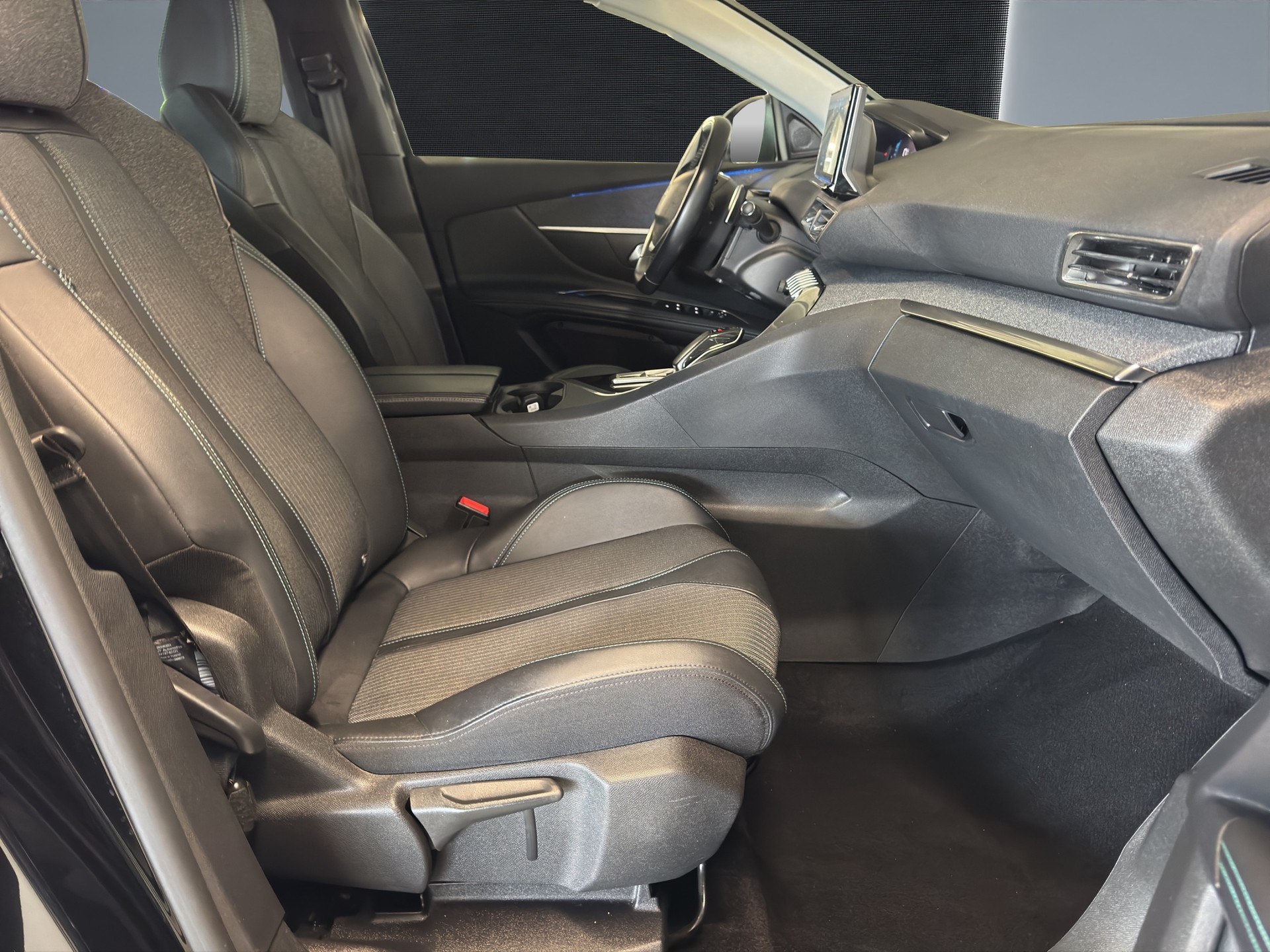 PEUGEOT 3008 225e Hybrid2 Allure Pack EAT8-image-9