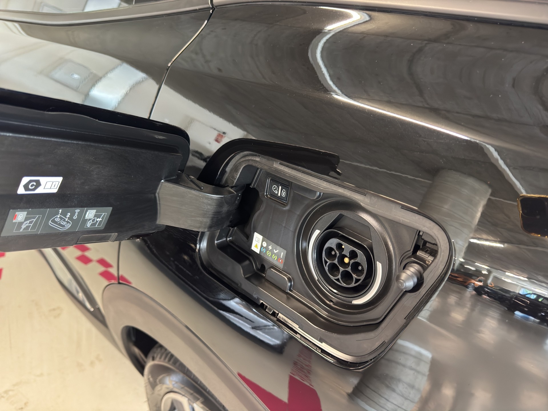 PEUGEOT 3008 225e Hybrid2 Allure Pack EAT8-image-11