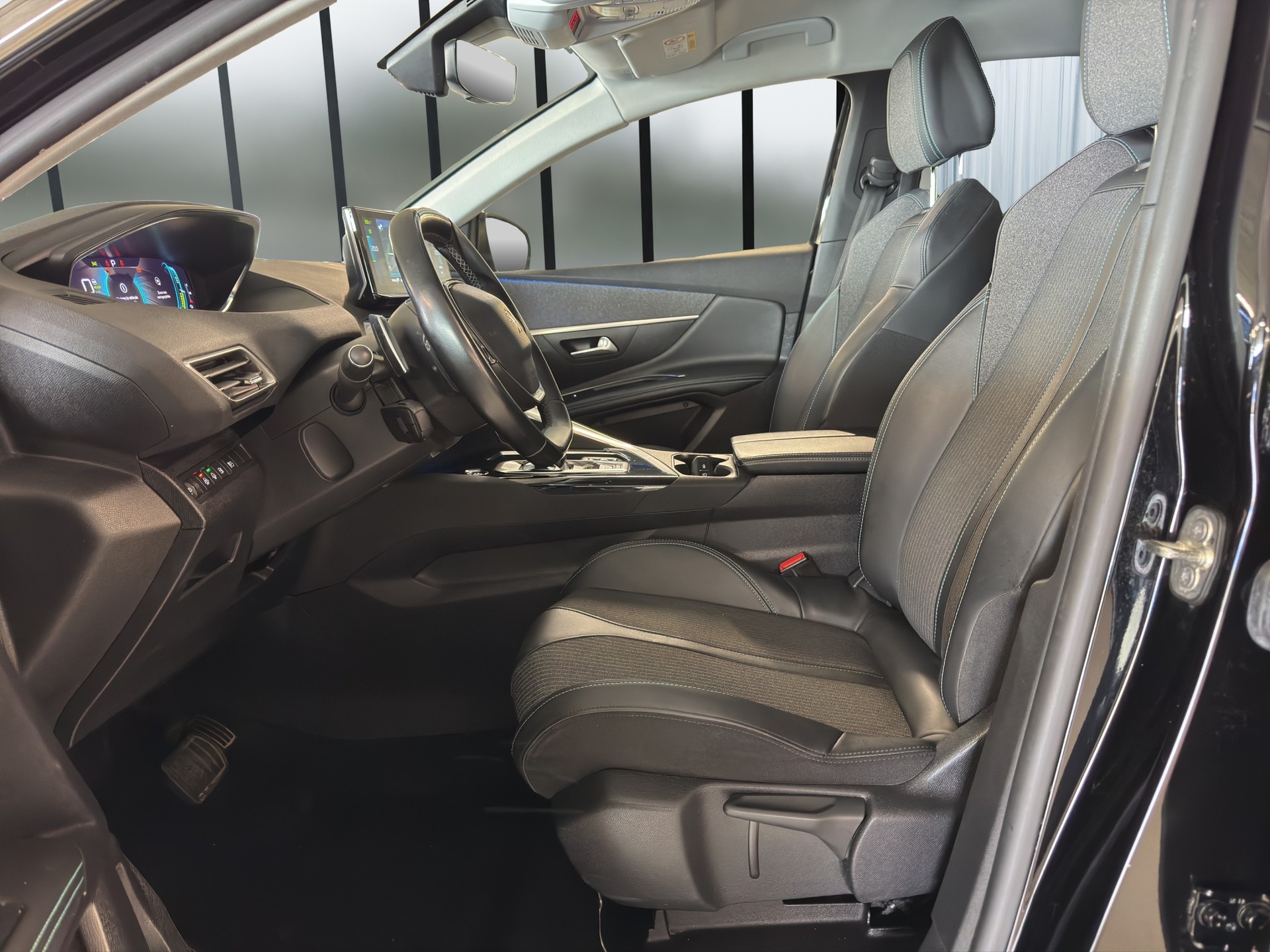 PEUGEOT 3008 225e Hybrid2 Allure Pack EAT8-image-6