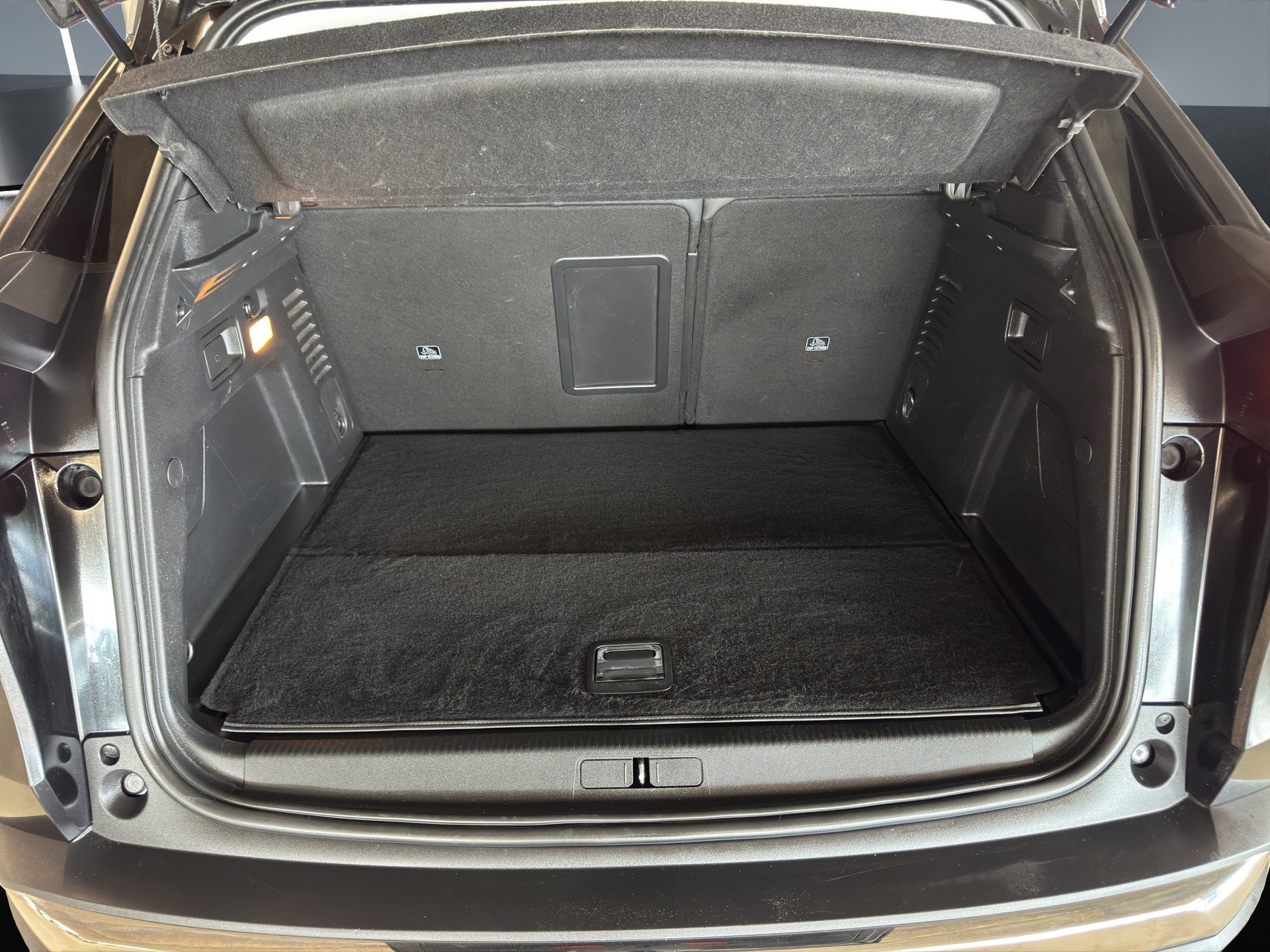 PEUGEOT 3008 225e Hybrid2 Allure Pack EAT8-image-10