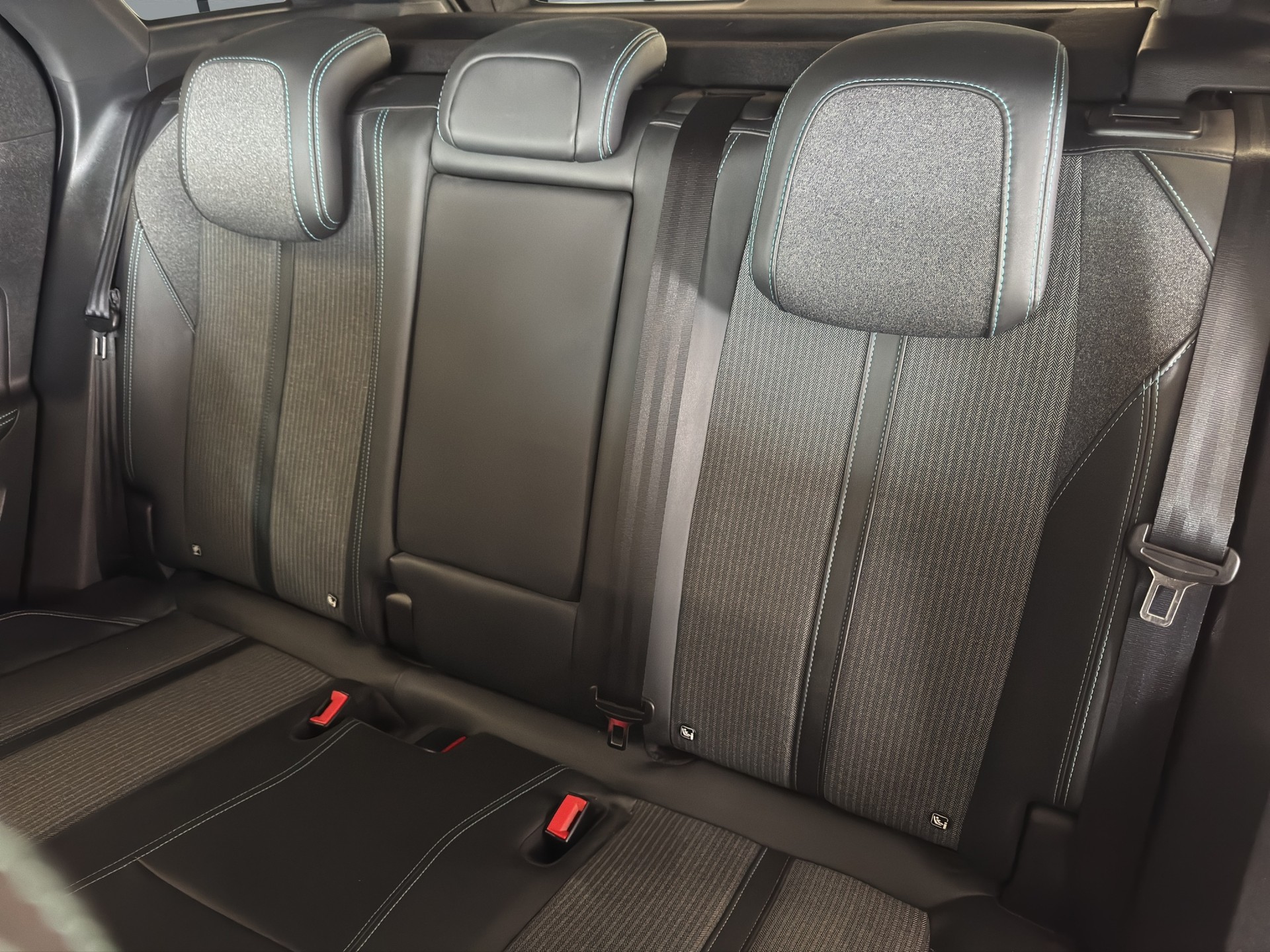 PEUGEOT 3008 225e Hybrid2 Allure Pack EAT8-image-7