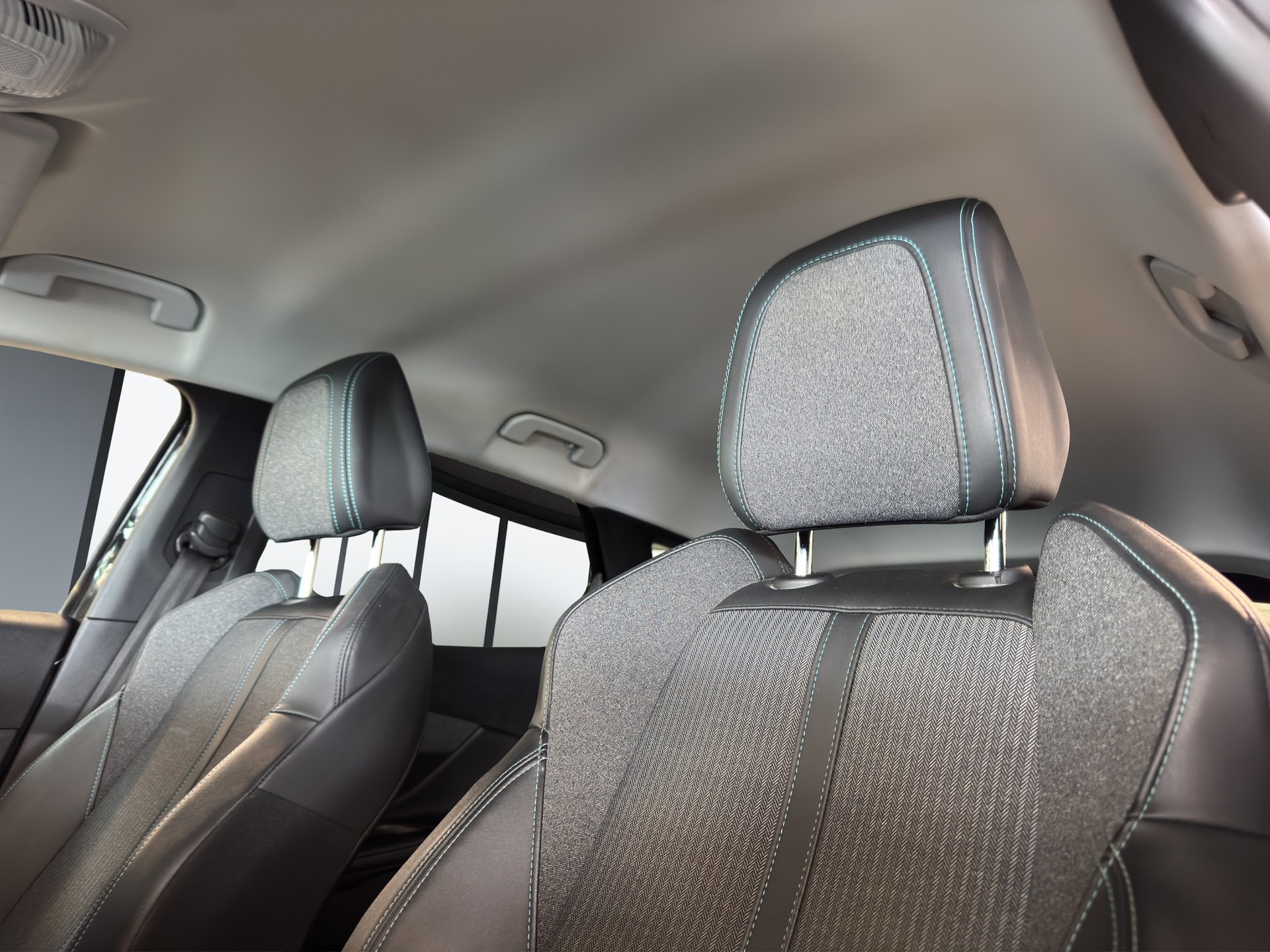 PEUGEOT 3008 225e Hybrid2 Allure Pack EAT8-image-8