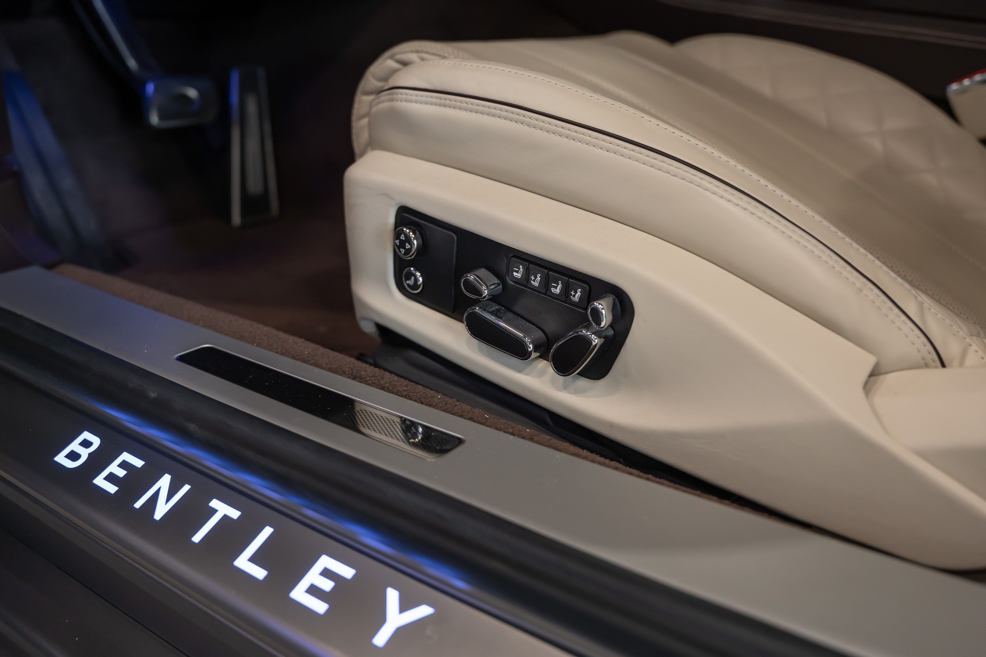 BENTLEY Continental GT 4.0 V8 / CH Auto / Werksgarantie / 8 Fach / Traum Konfiguration /-image-11