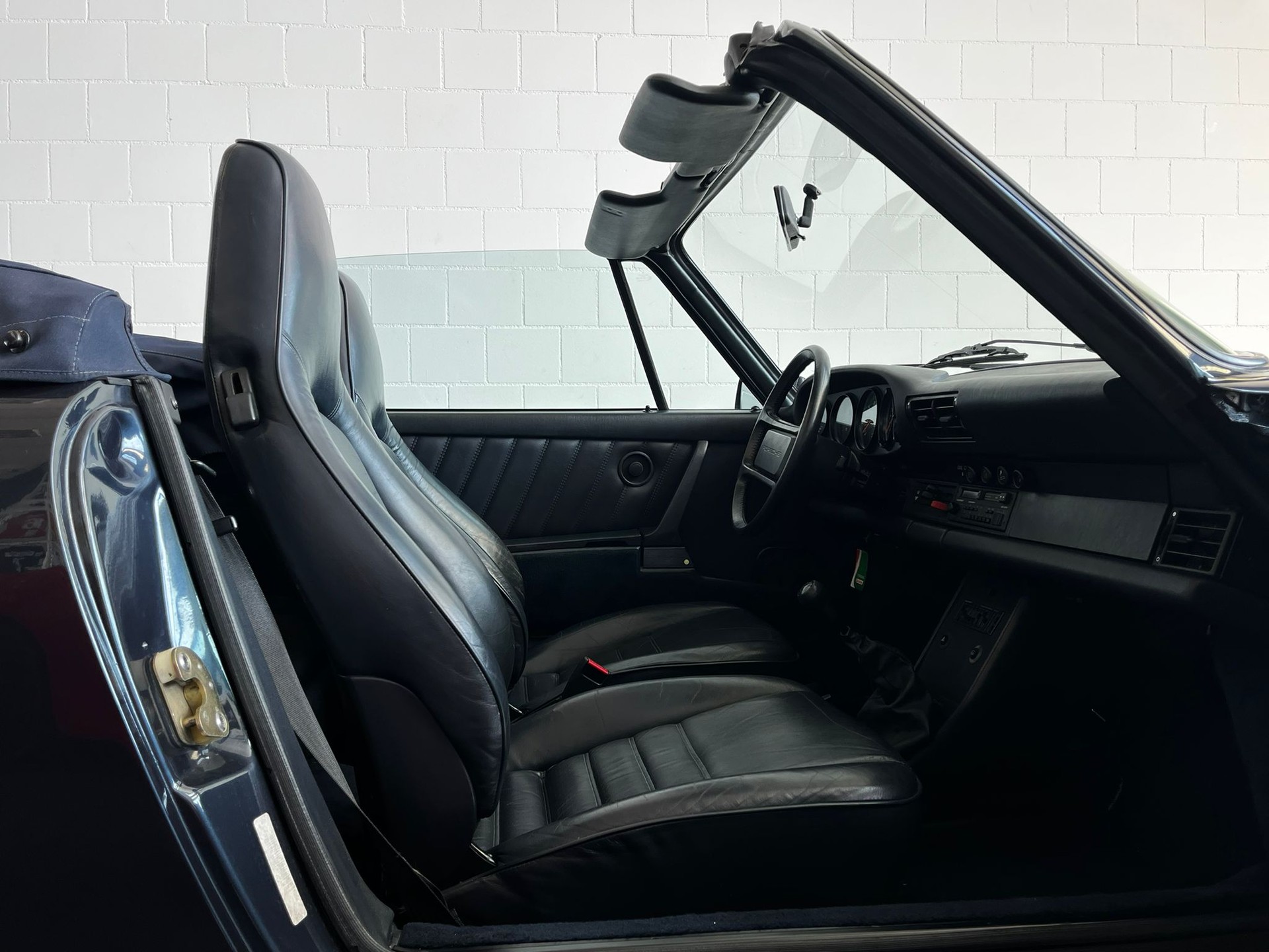 PORSCHE 911 Carrera Cabrio-image-21