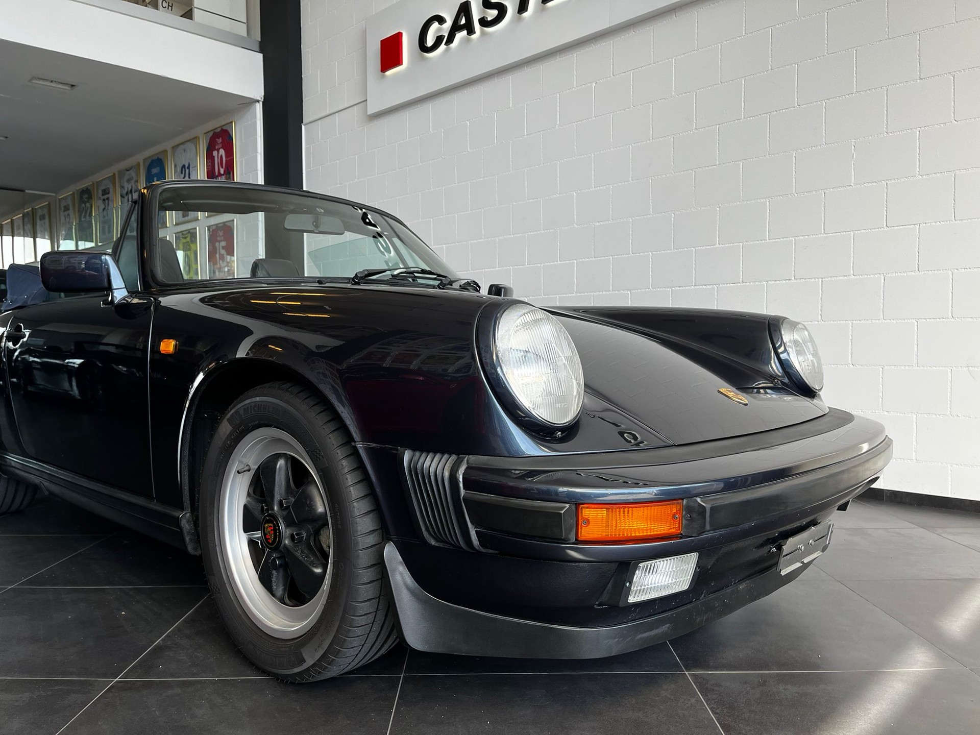 PORSCHE 911 Carrera Cabrio-image-2