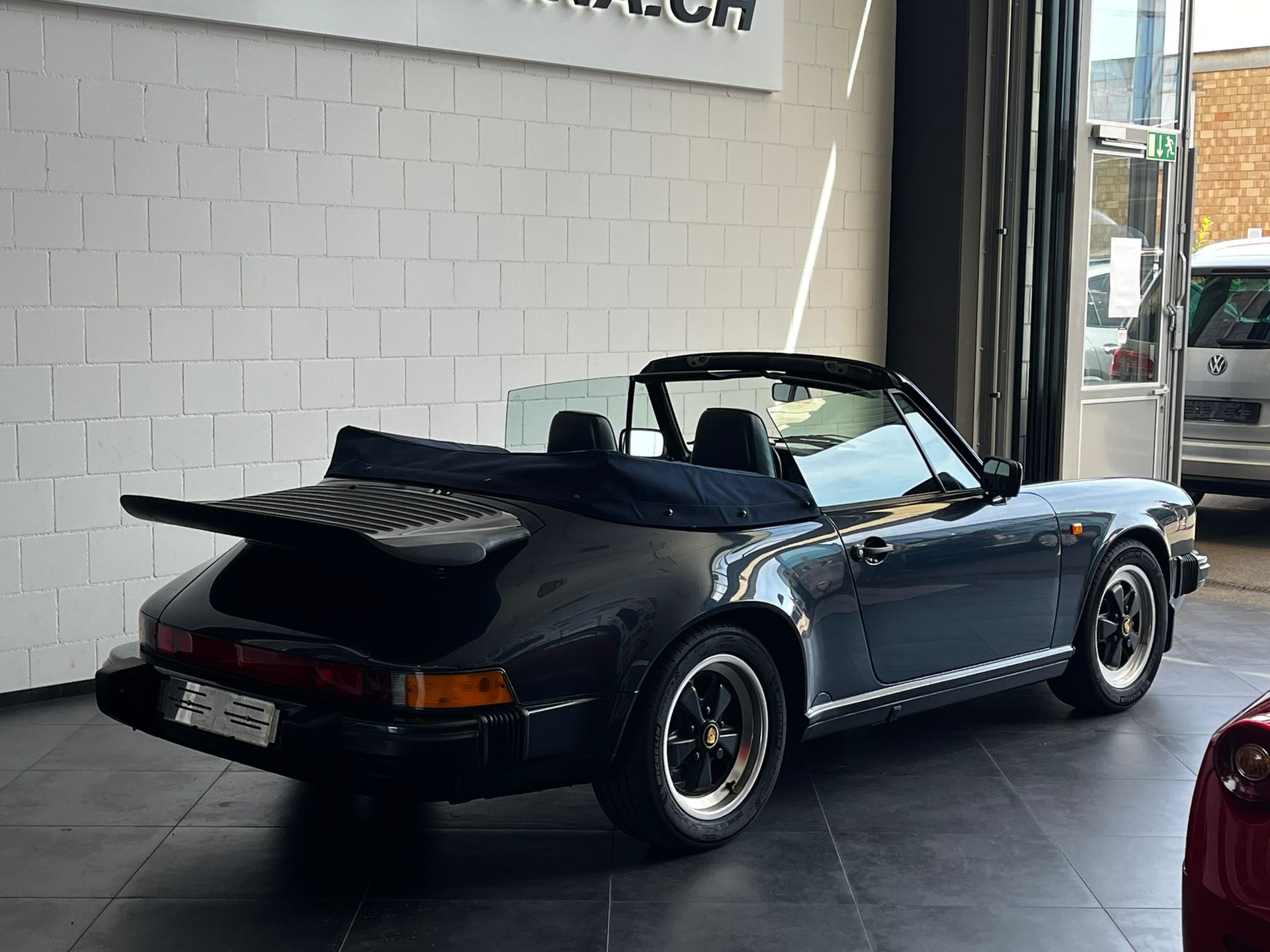PORSCHE 911 Carrera Cabrio-image-10