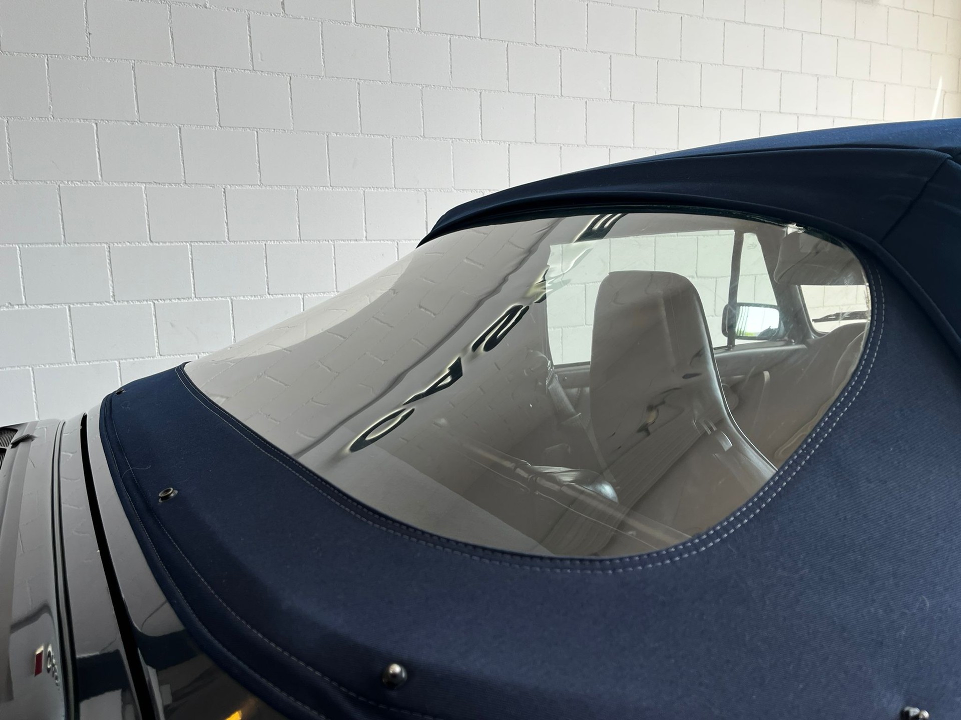 PORSCHE 911 Carrera Cabrio-image-25