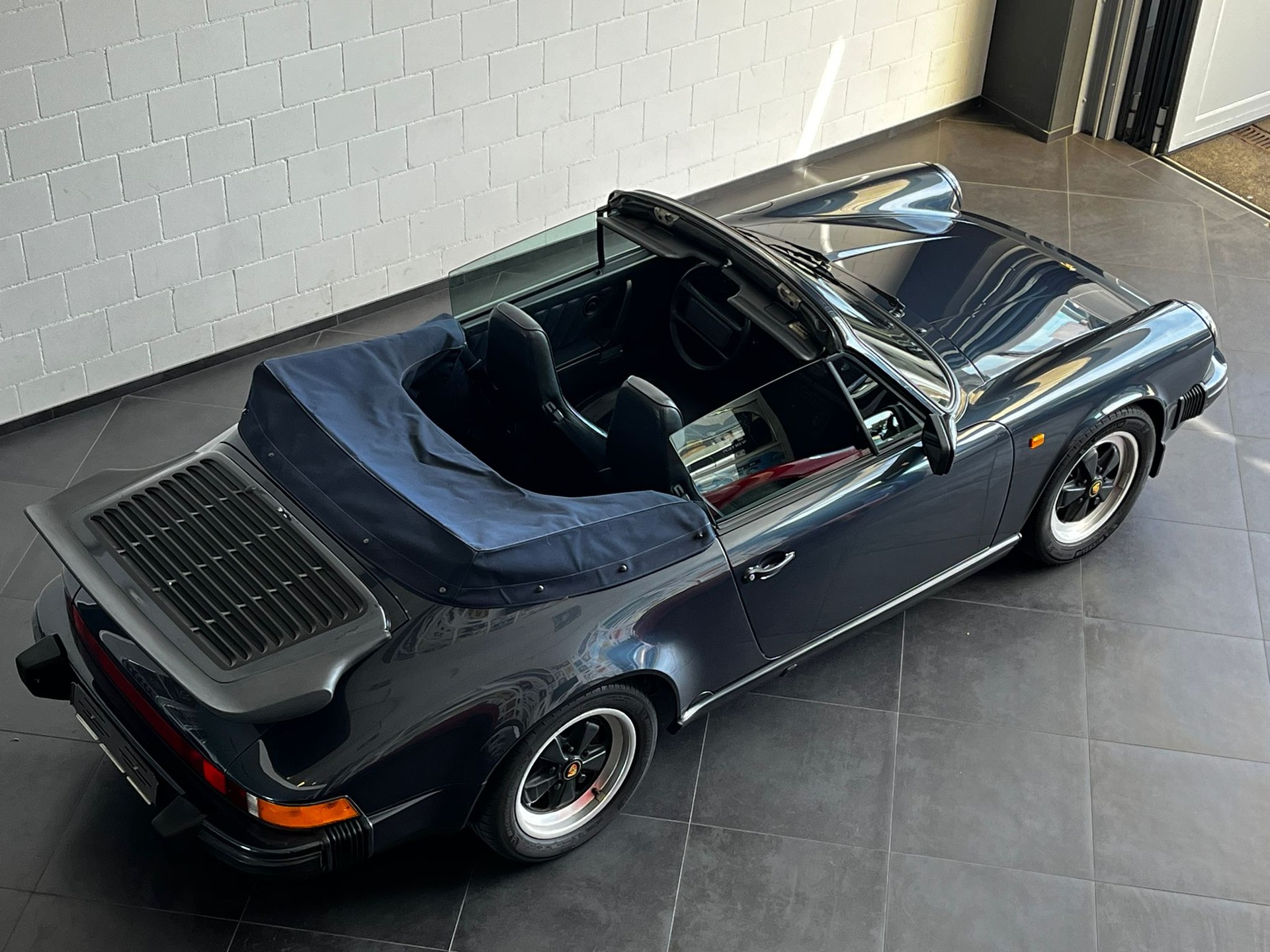PORSCHE 911 Carrera Cabrio-image-13