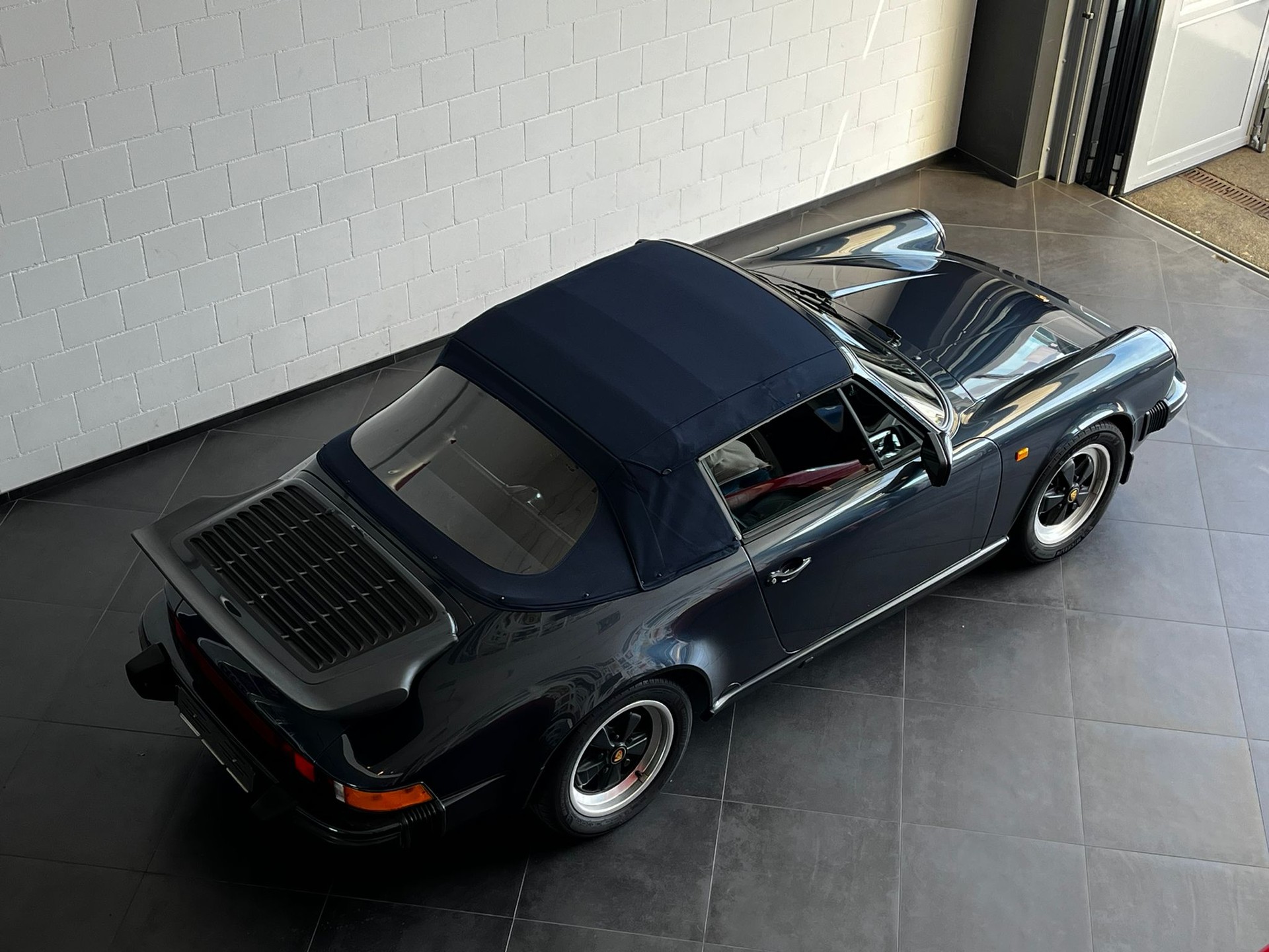 PORSCHE 911 Carrera Cabrio-image-14
