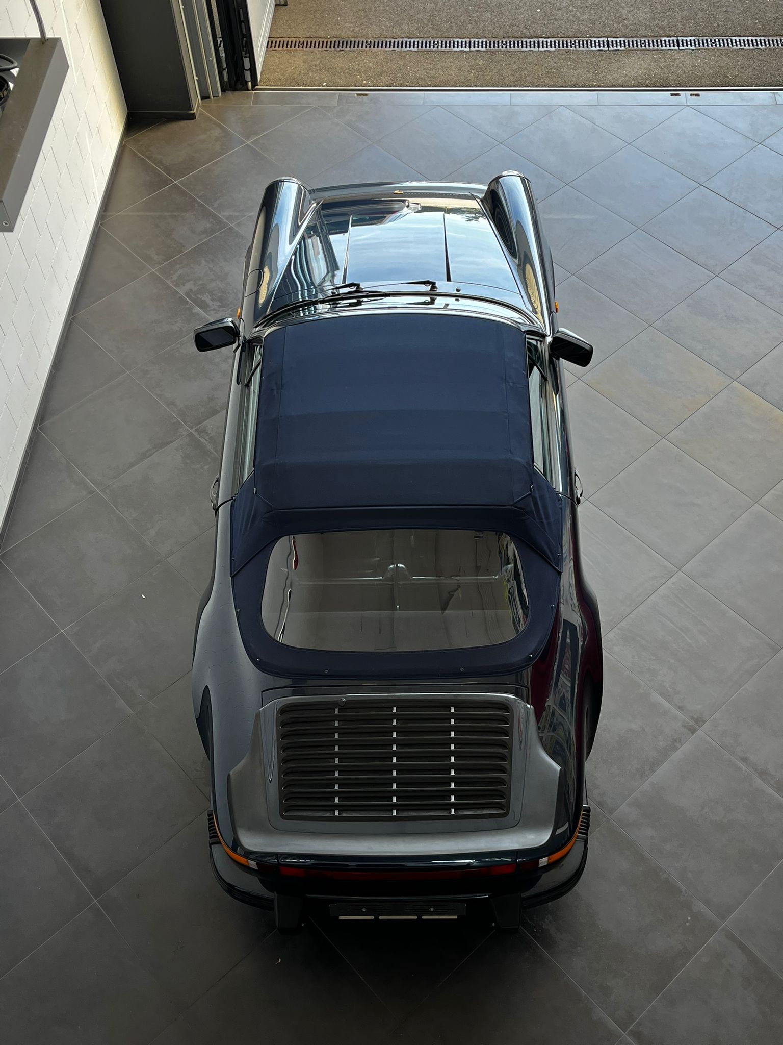 PORSCHE 911 Carrera Cabrio-image-16