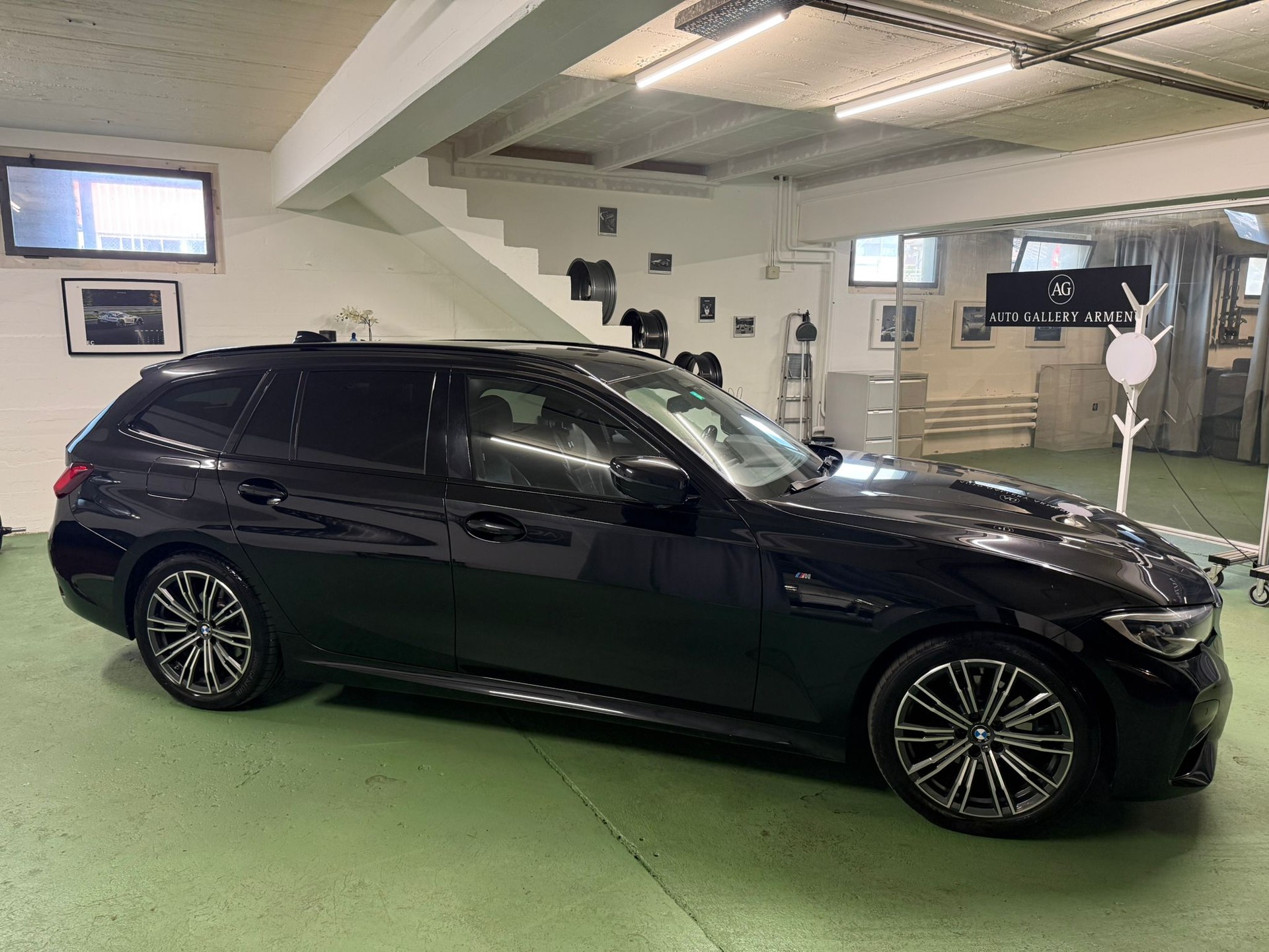 BMW 320d xDrive Touring M Sport Steptronic-image-2