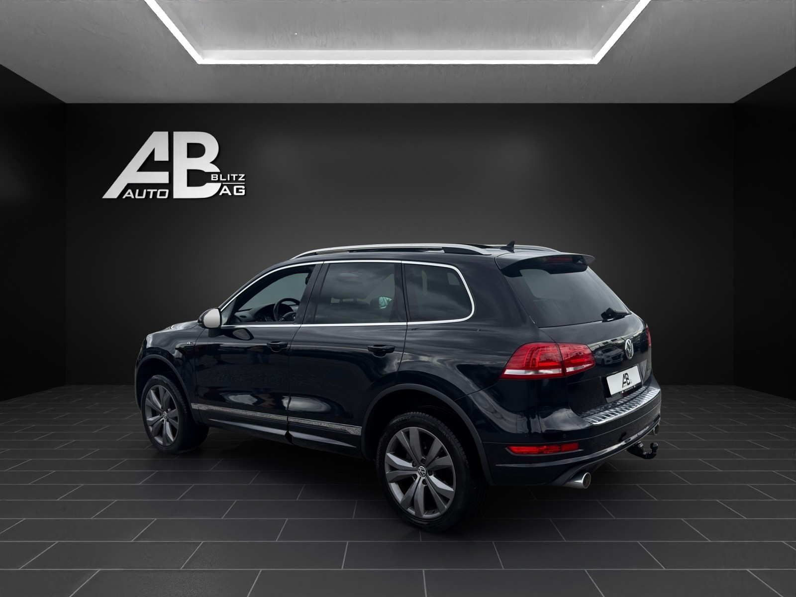 VW Touareg 3.0 TDI R-Line BlueMotion Technology Tiptronic mit 245 PS-image-2