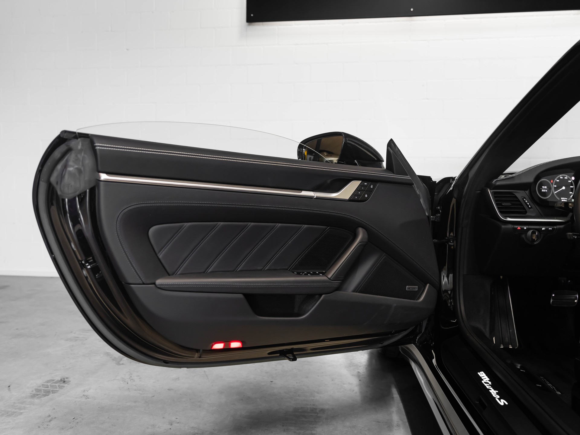PORSCHE 911 Turbo S Cabriolet PDK-image-35