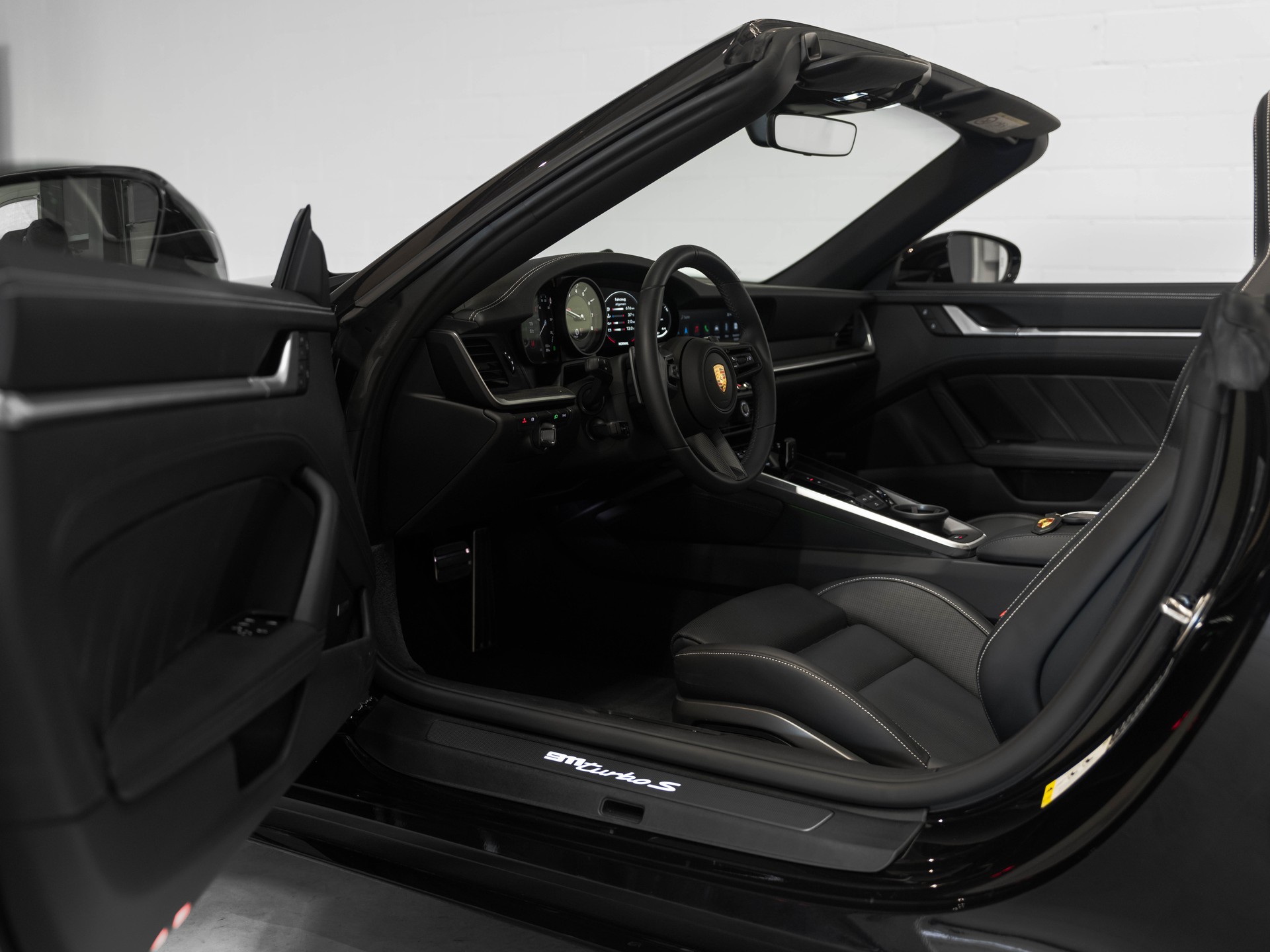 PORSCHE 911 Turbo S Cabriolet PDK-image-7
