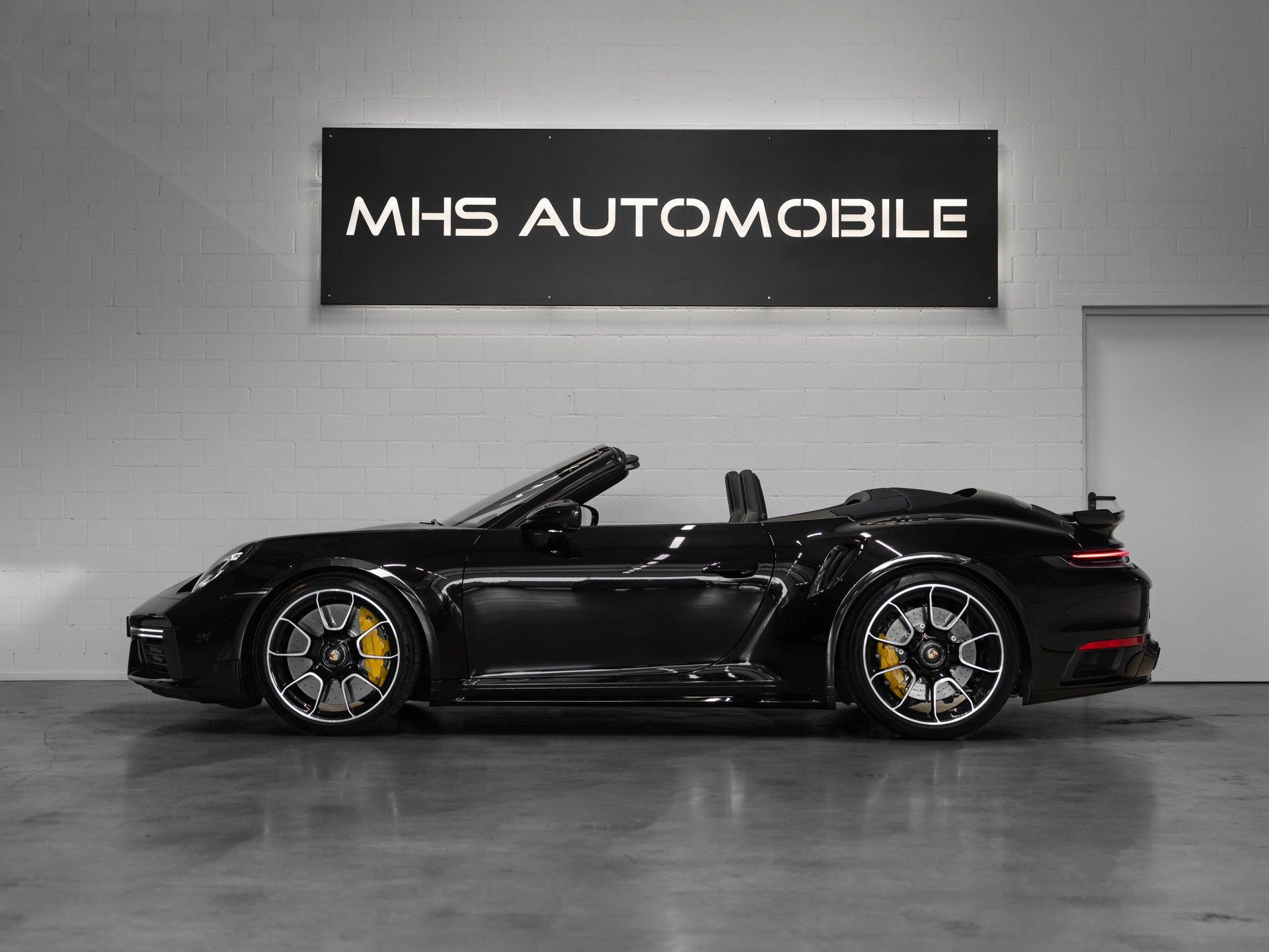 PORSCHE 911 Turbo S Cabriolet PDK-image-2