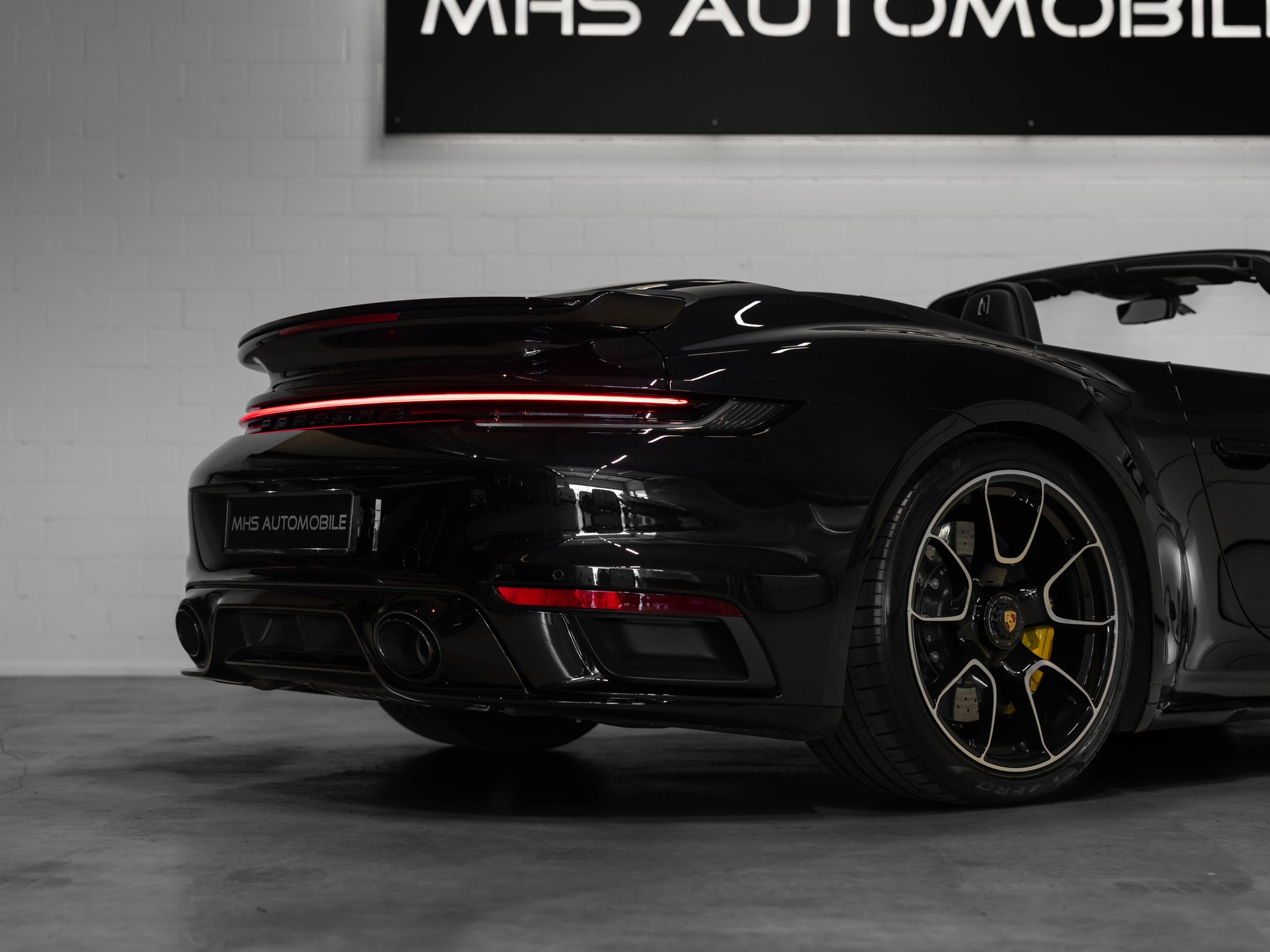 PORSCHE 911 Turbo S Cabriolet PDK-image-23