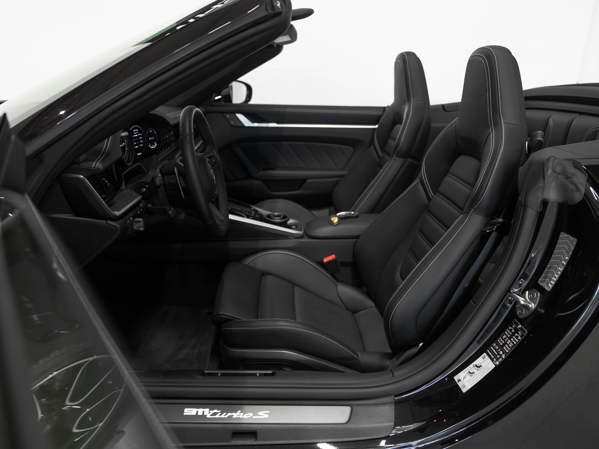 PORSCHE 911 Turbo S Cabriolet PDK-image-9