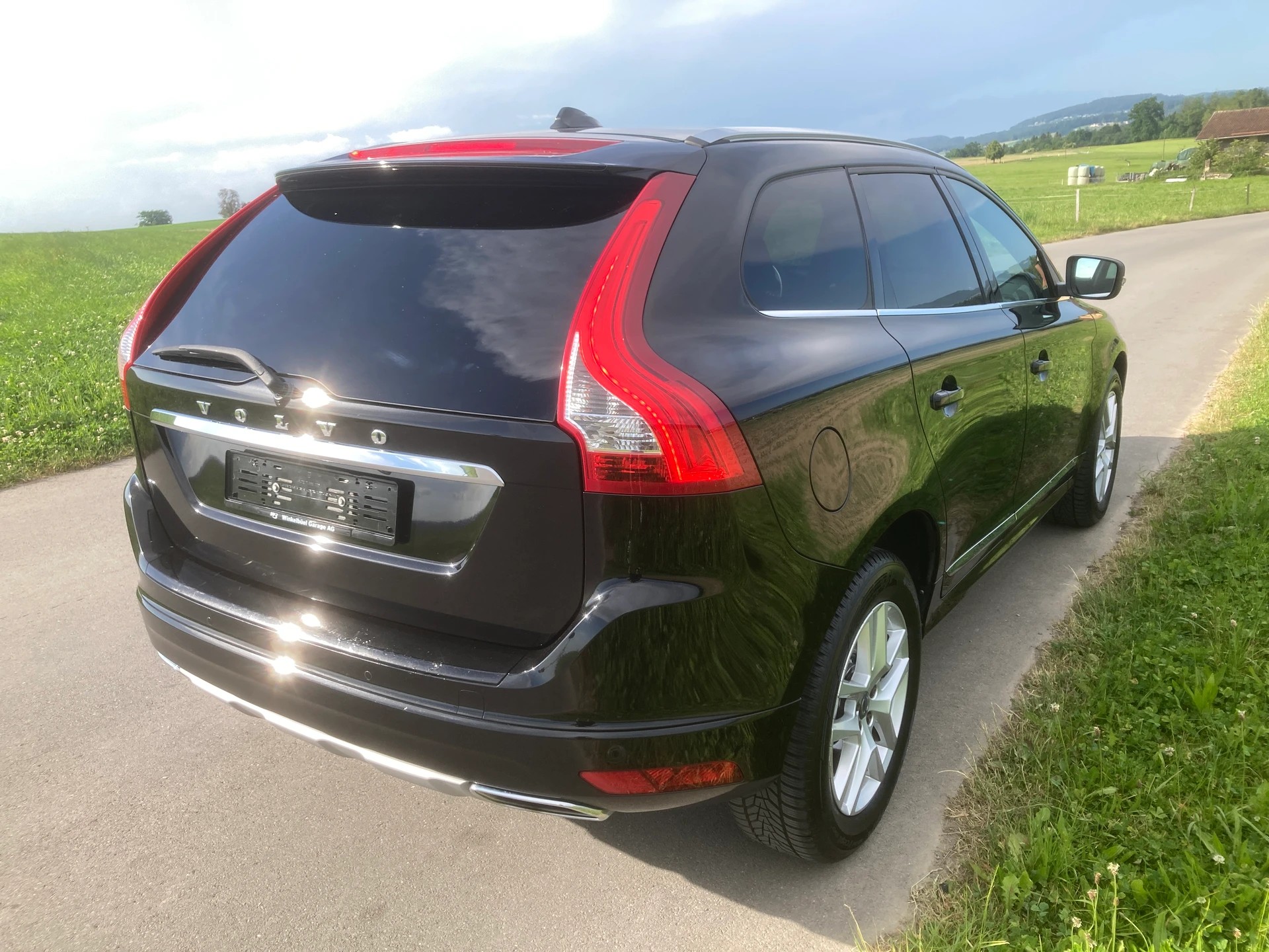 VOLVO XC60 D5 AWD Summum Geartronic-image-2