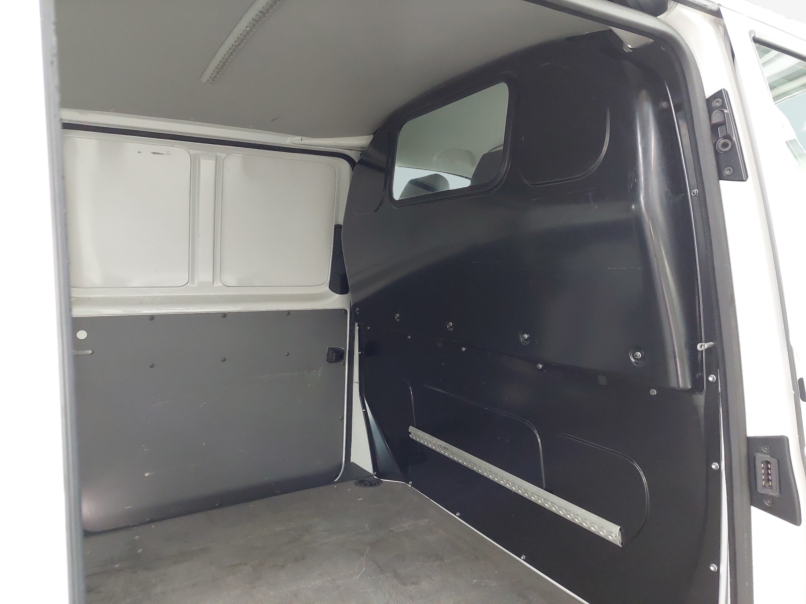 VW T6.1 2.0 TDI 4Motion-image-15