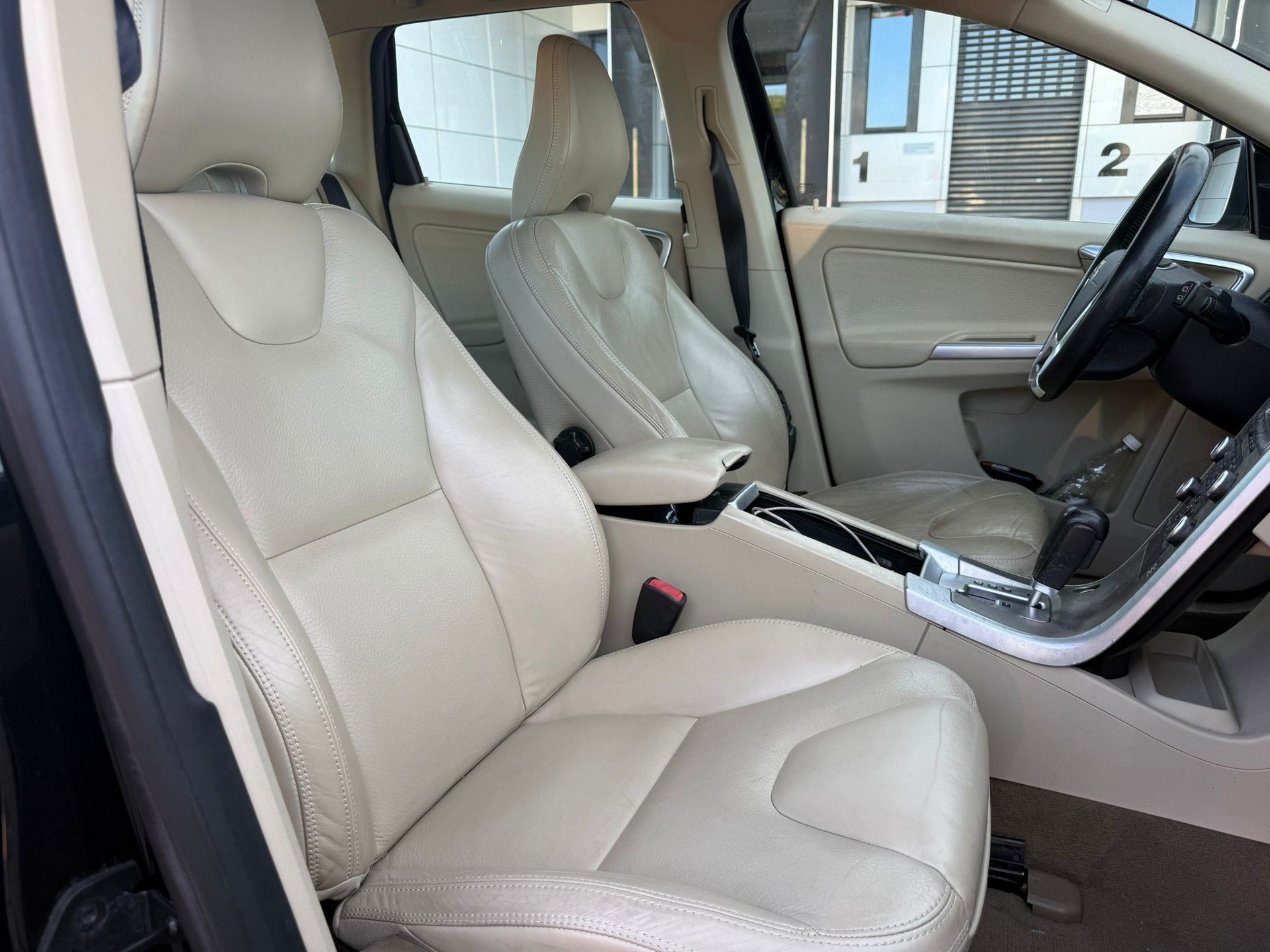 VOLVO XC60 3.2 AWD Geartronic-image-9