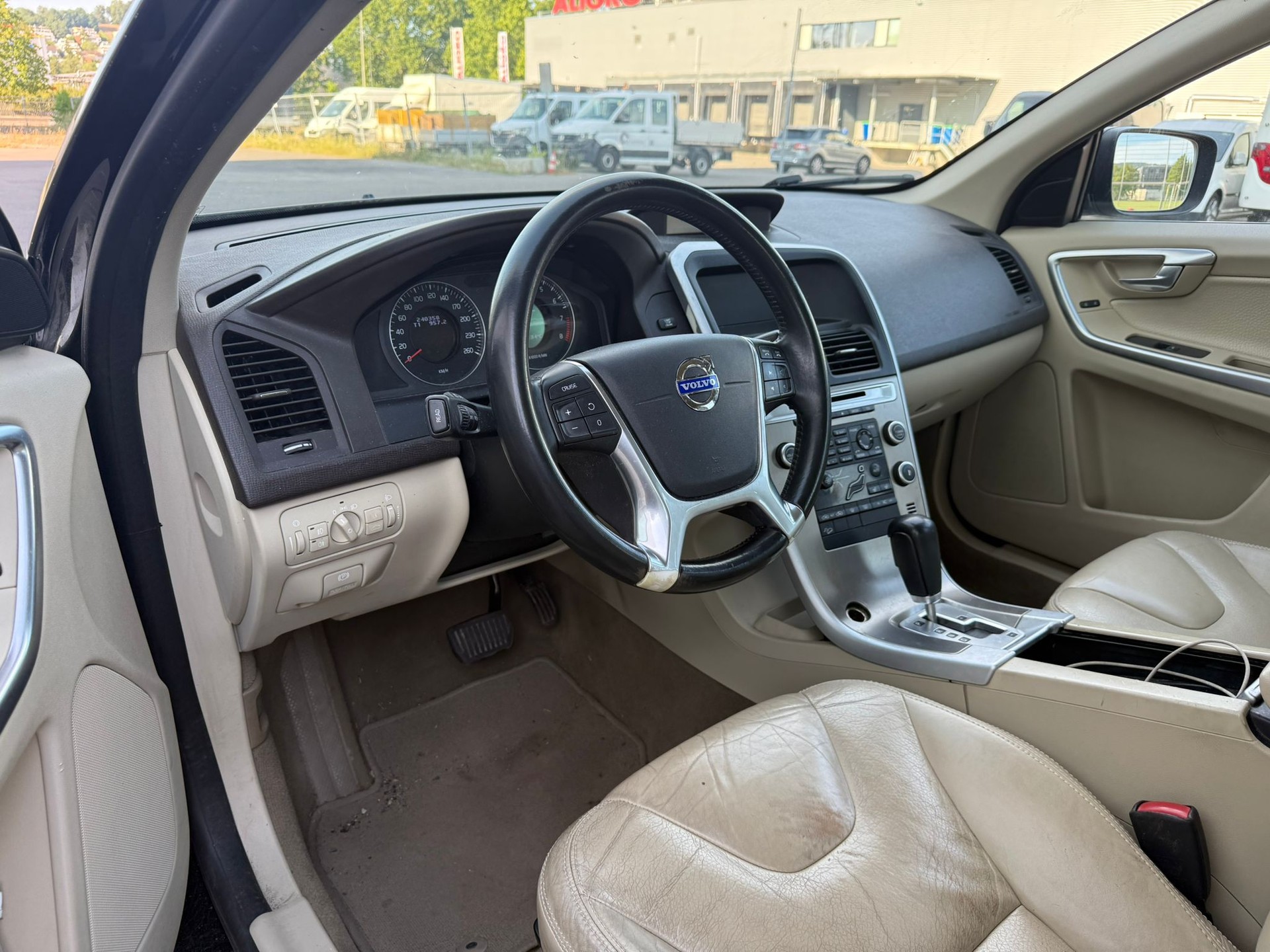 VOLVO XC60 3.2 AWD Geartronic-image-8