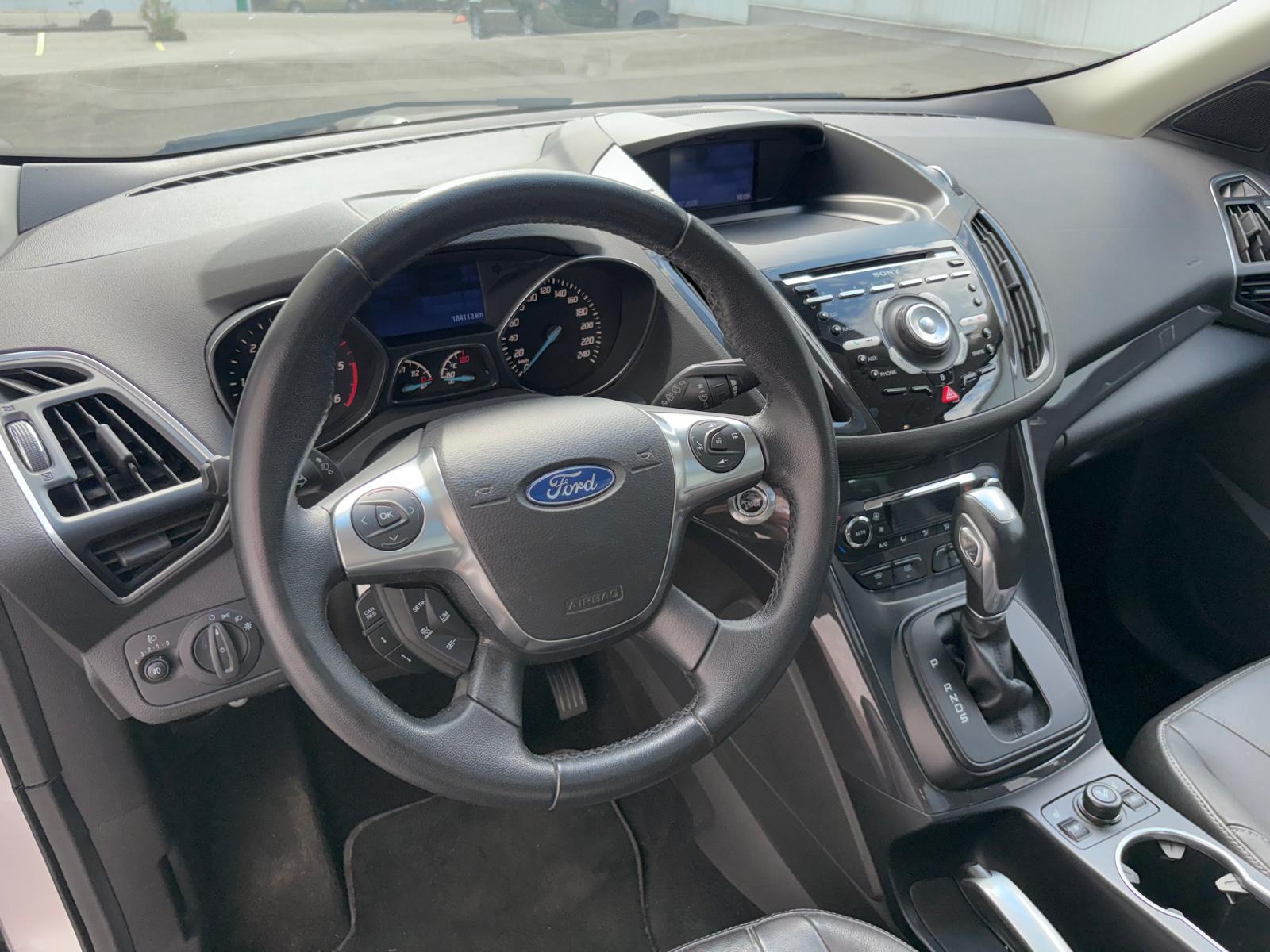 FORD Kuga 2.0 TDCi Titanium 4WD Leder Panorama AHK Kamera PDC V+H-image-5